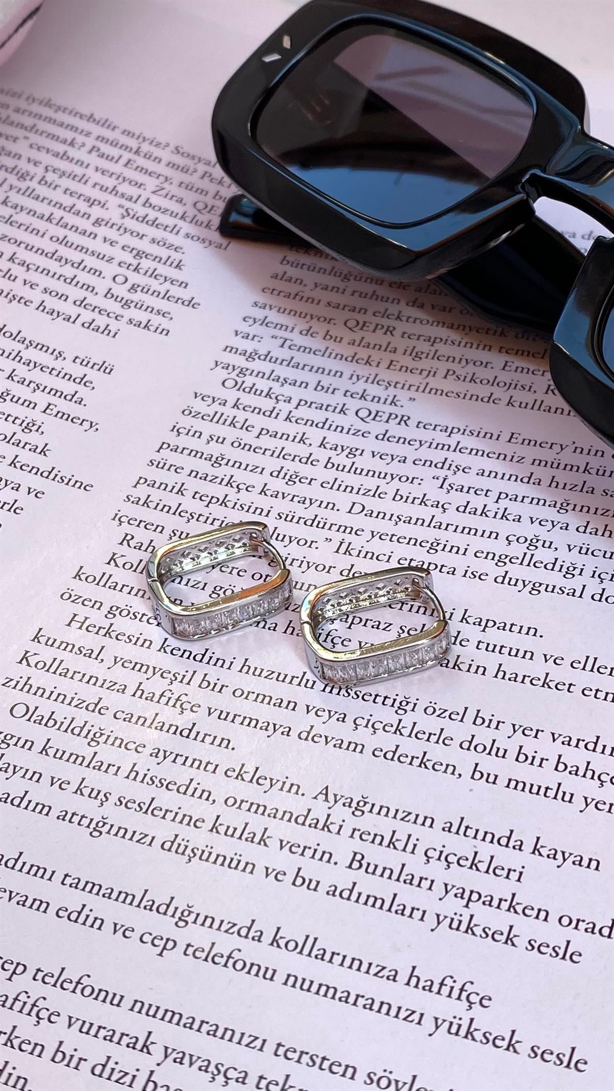 Silver Zirkon Taşlı Köşeli Oval Küpe