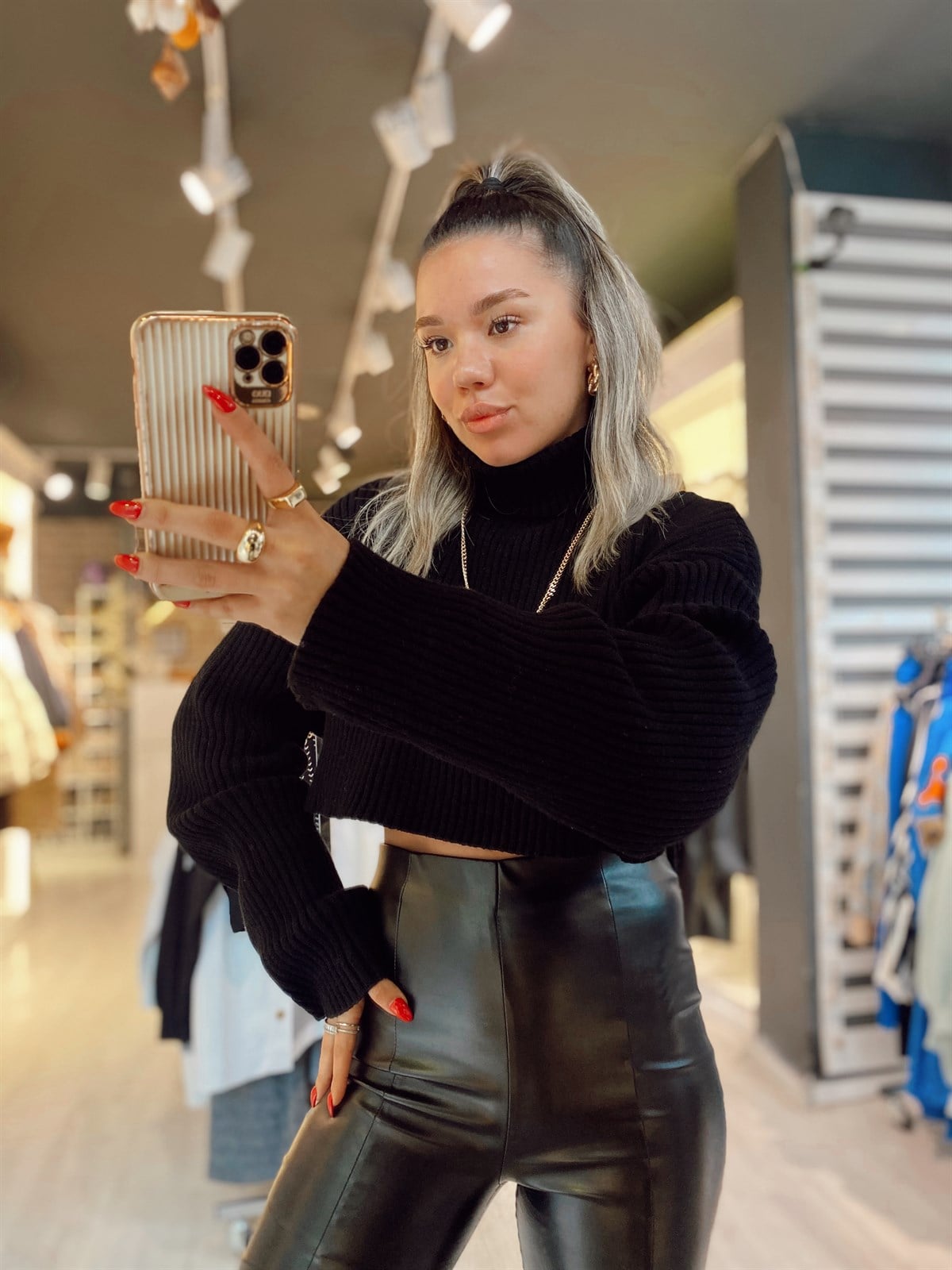 Siyah Balıkçı Yaka Marka Model Crop Kazak 