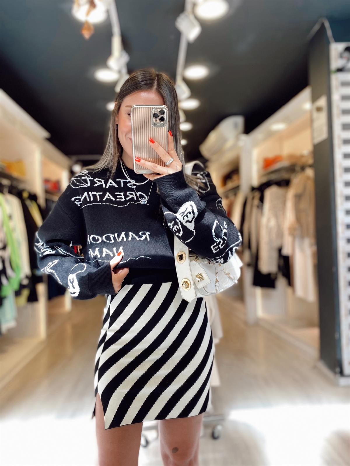 Siyah Beyaz Yazılı Marka Model Kazak 