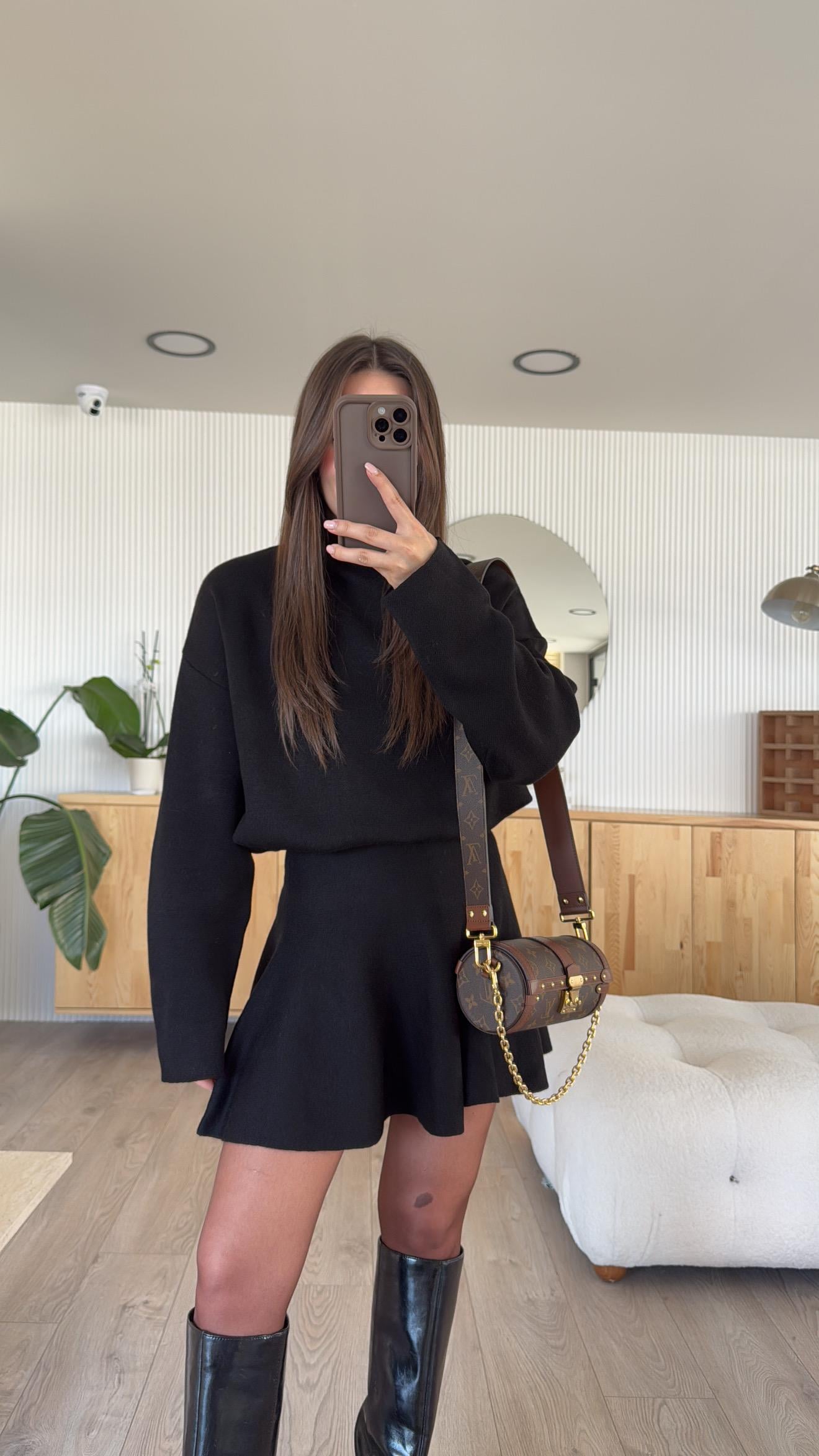 Siyah Dik Yaka Etekli Triko Takım 