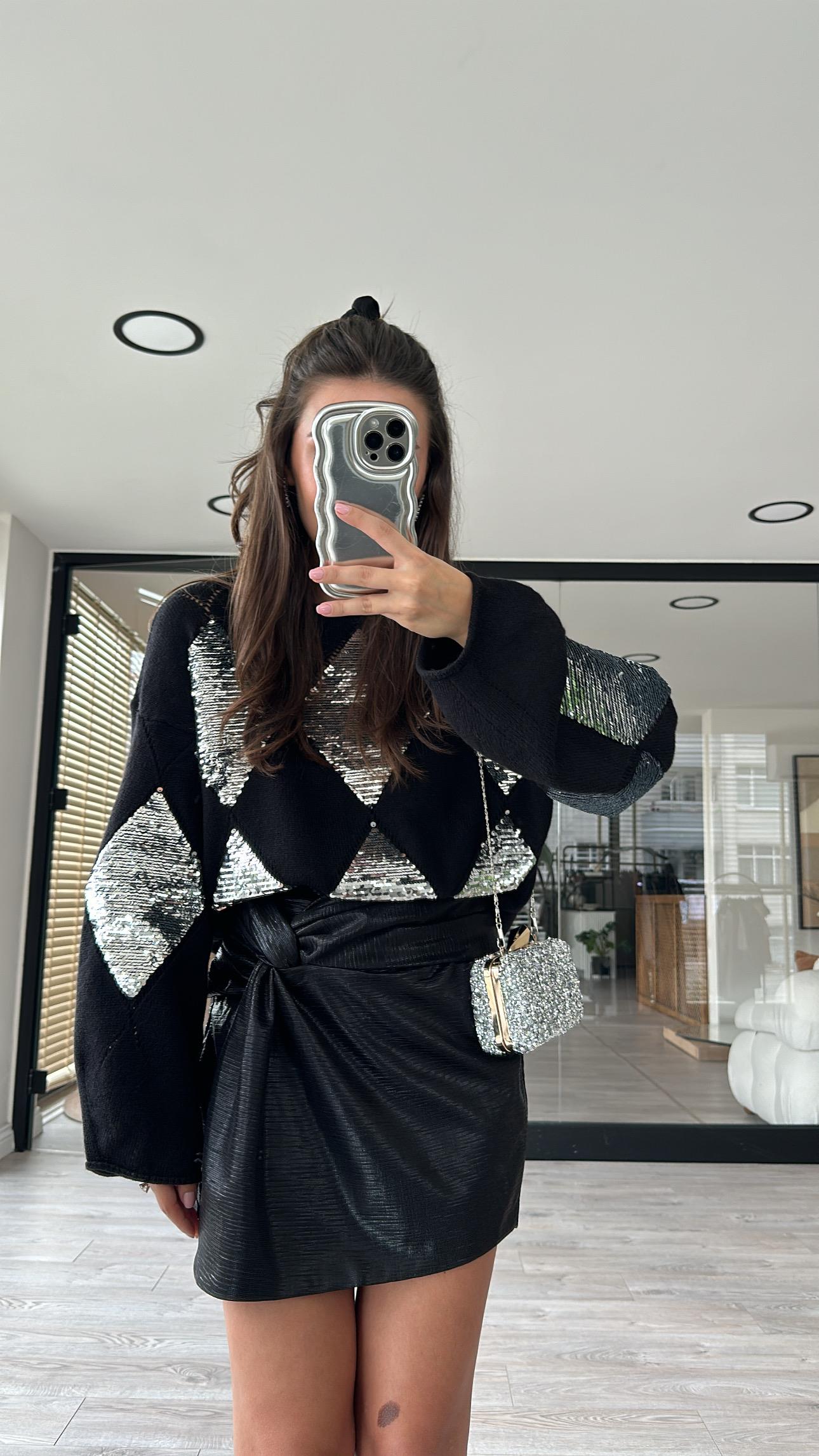 Siyah Gümüş Pullu Oversize Kazak