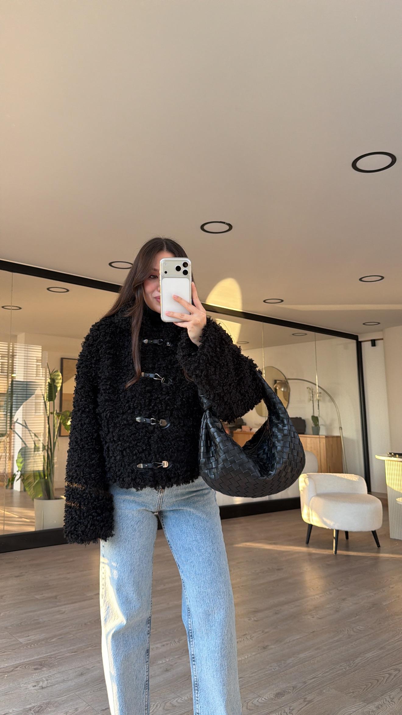 Siyah Kanca Detaylı Peluş Mont