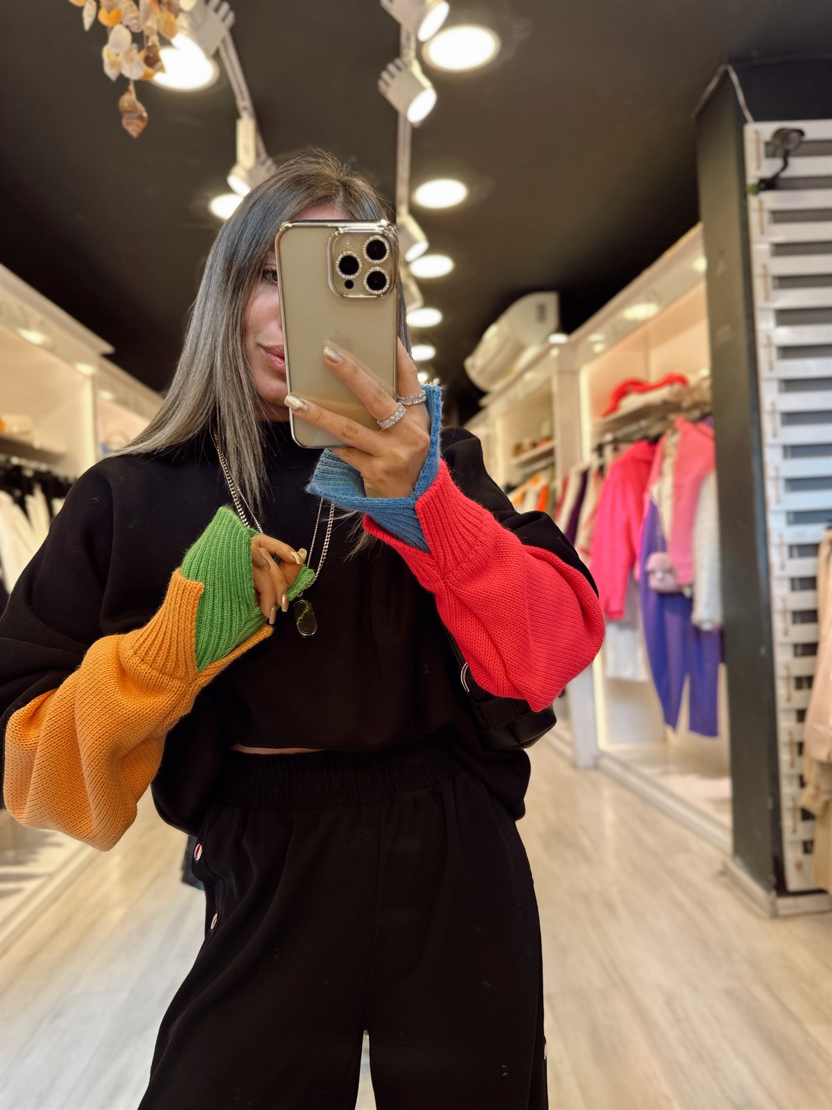Siyah Renk Marka Model Kol Detaylı Sweat