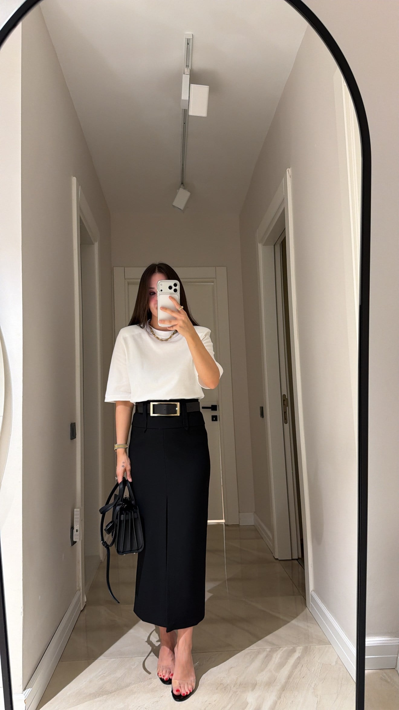 Siyah Yırtmaç Detaylı Kemerli Midi Boy Etek