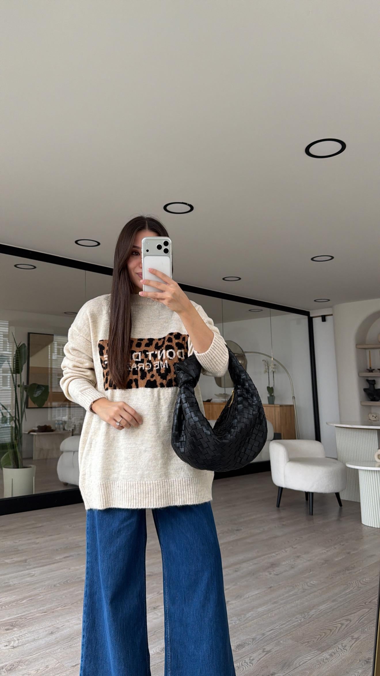 Taş Leopar Detaylı Yazılı Triko Kazak