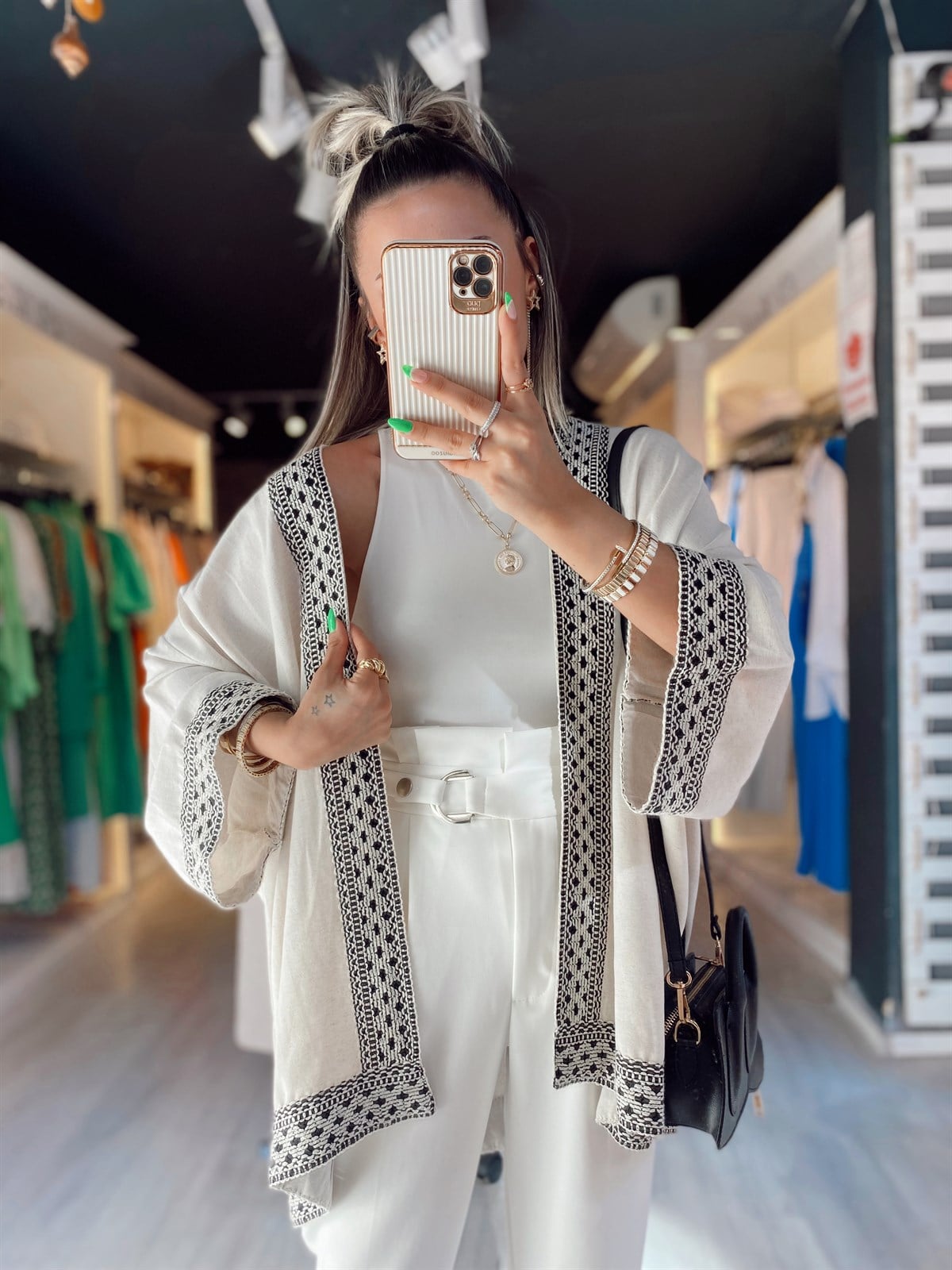 Taş Renk Kol ve Yaka İşlemeli Kısa Kimono