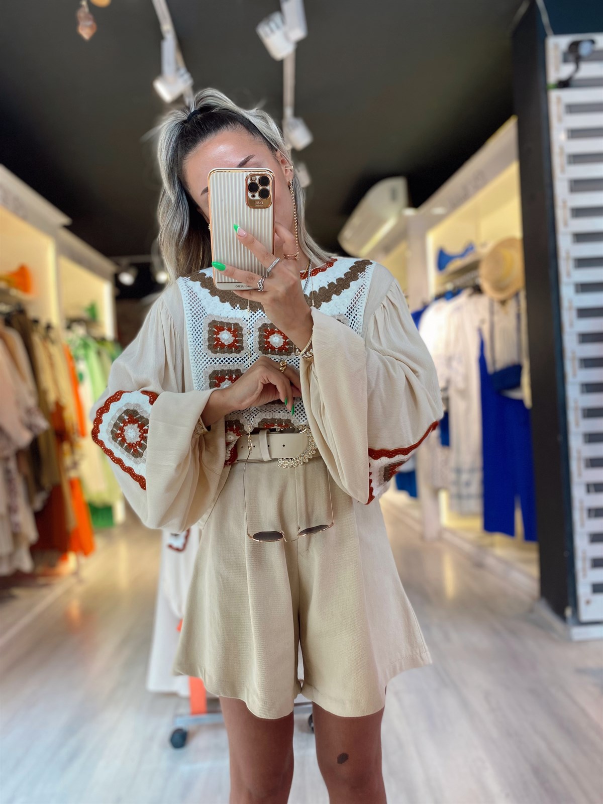 Taş Renk Pileli Keten Şort 