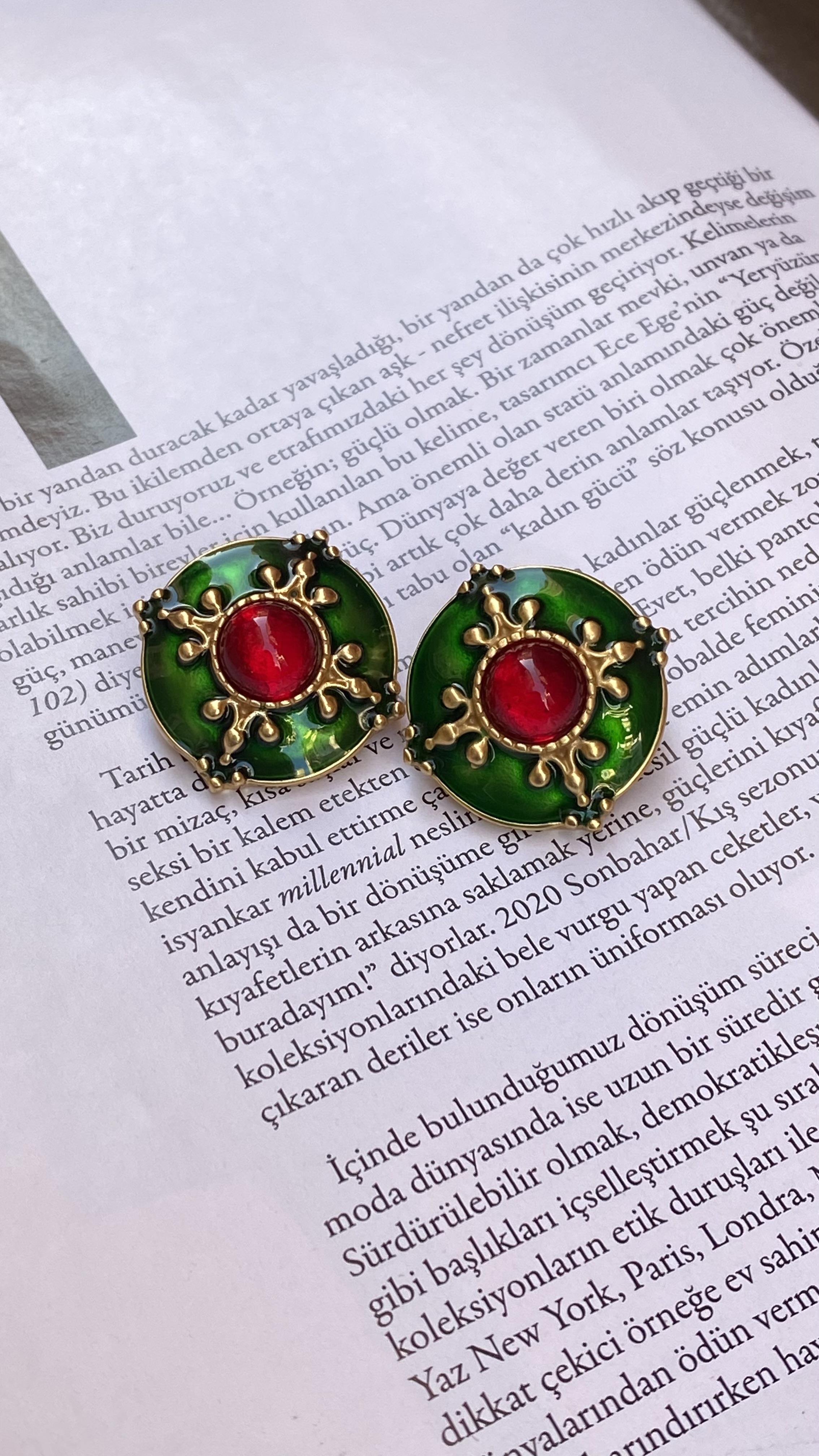 Yeşil Kırmızı Taşlı Marka Model Küpe