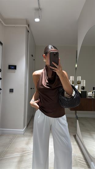 Kahve Sırtı Açık Degaje Yaka Saten Bluz