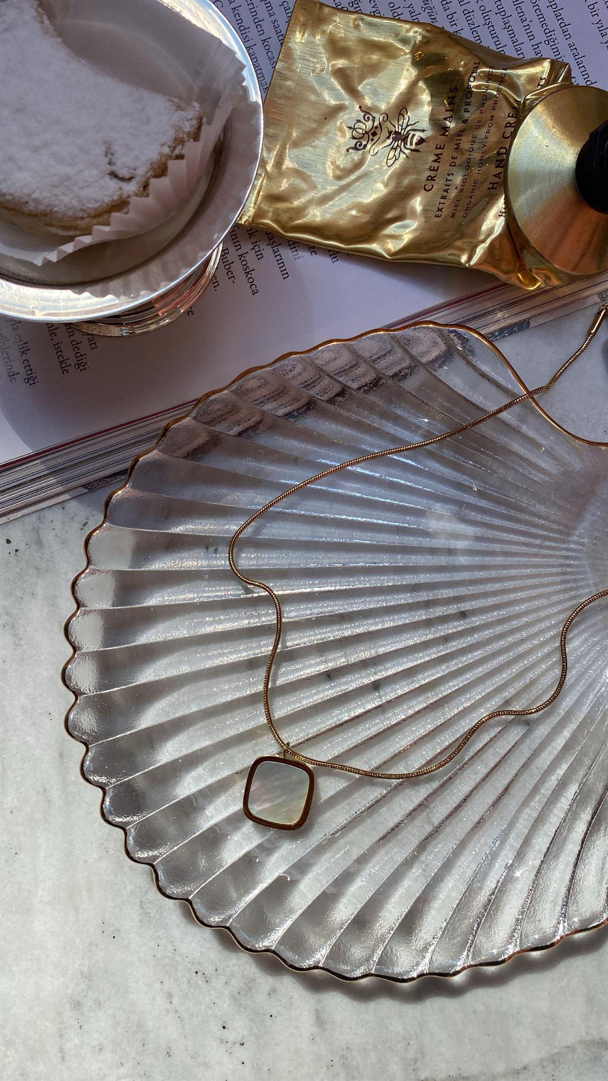  Gold Oval Köşeli Kare Sedef Taşlı Plaka Kolye