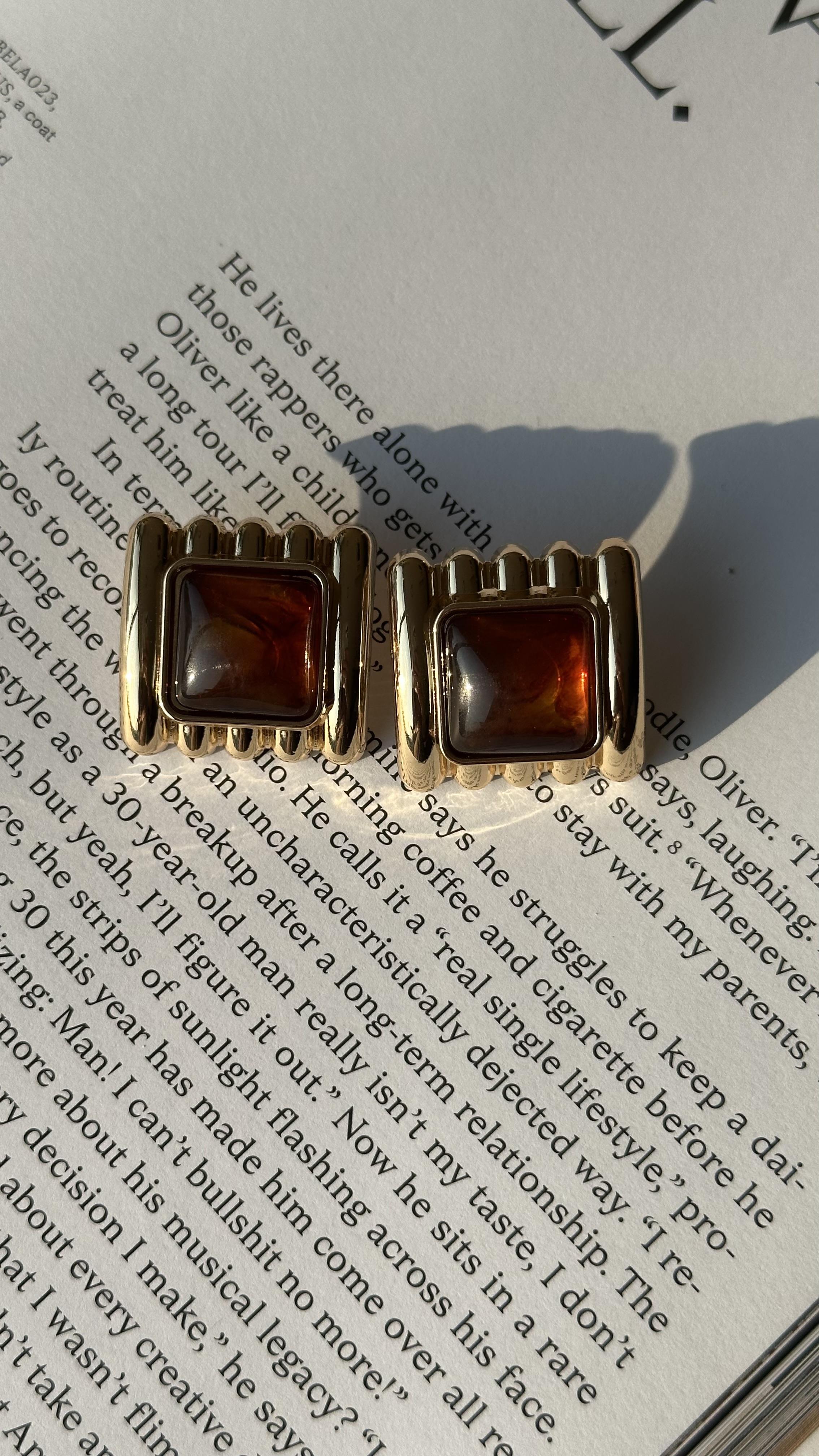  Kahve Gold Detaylı Kare Küpe