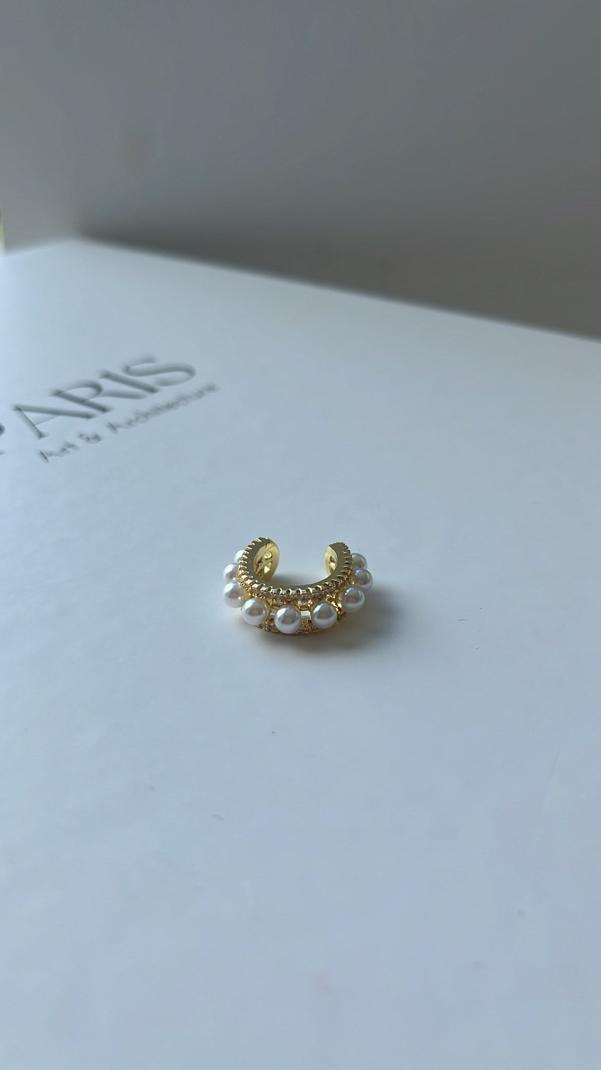 Gold İnci Detaylı Taşlı Kıkırdak Küpe