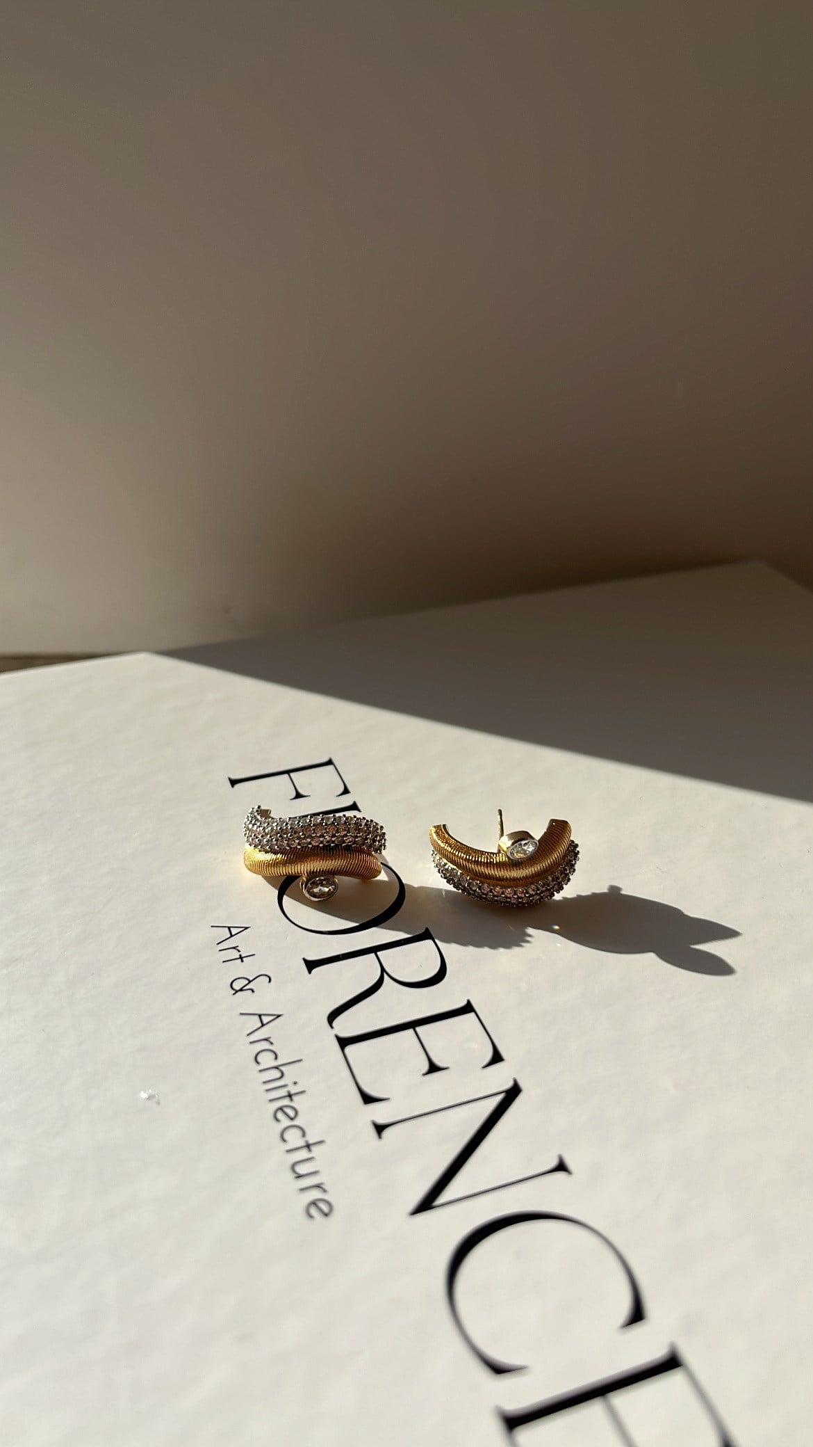Gold Silver Zirkon Taşlı Kıvrımlı Küpe