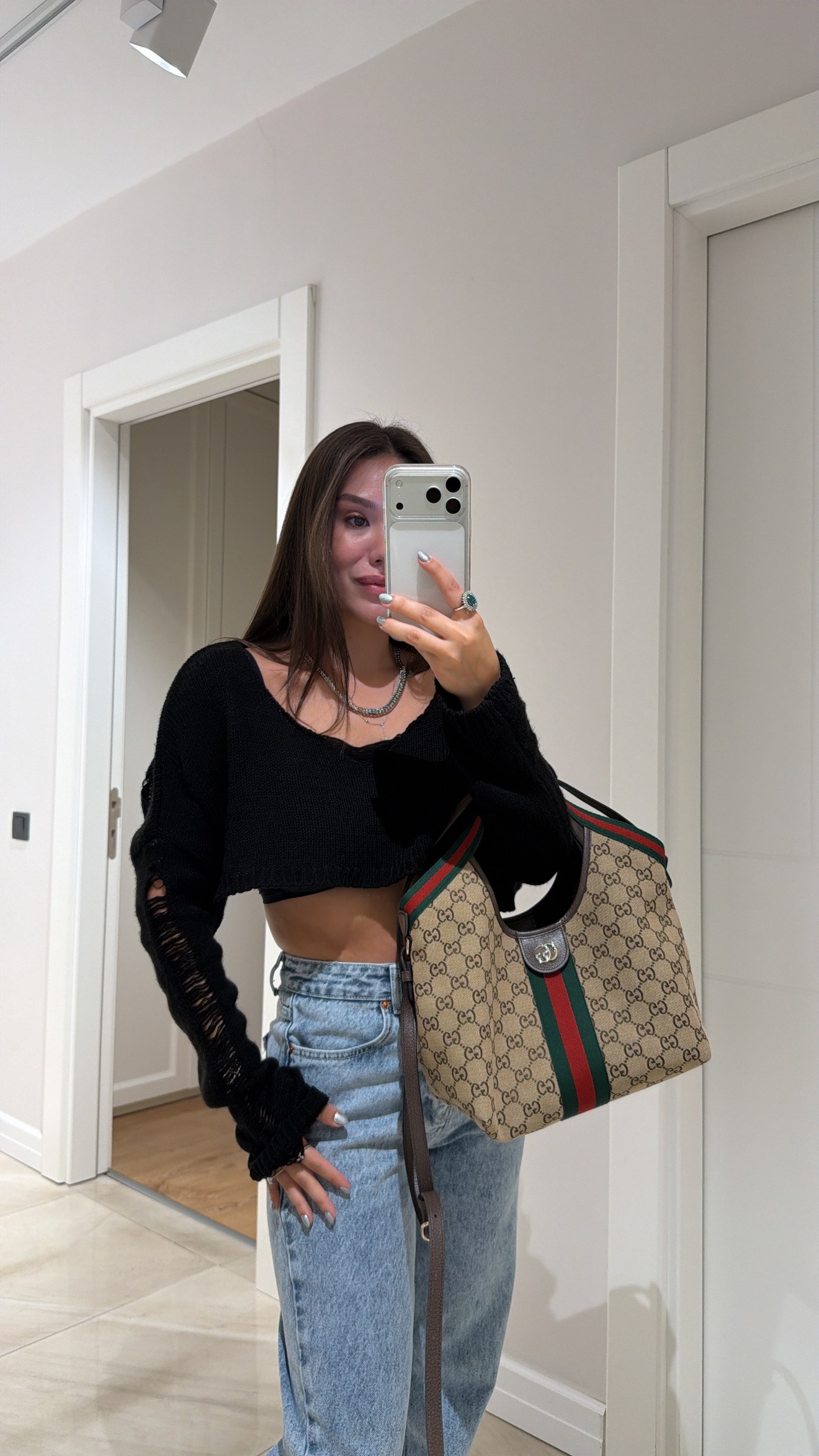 Siyah V Yaka Yırtıklı Triko Crop Kazak