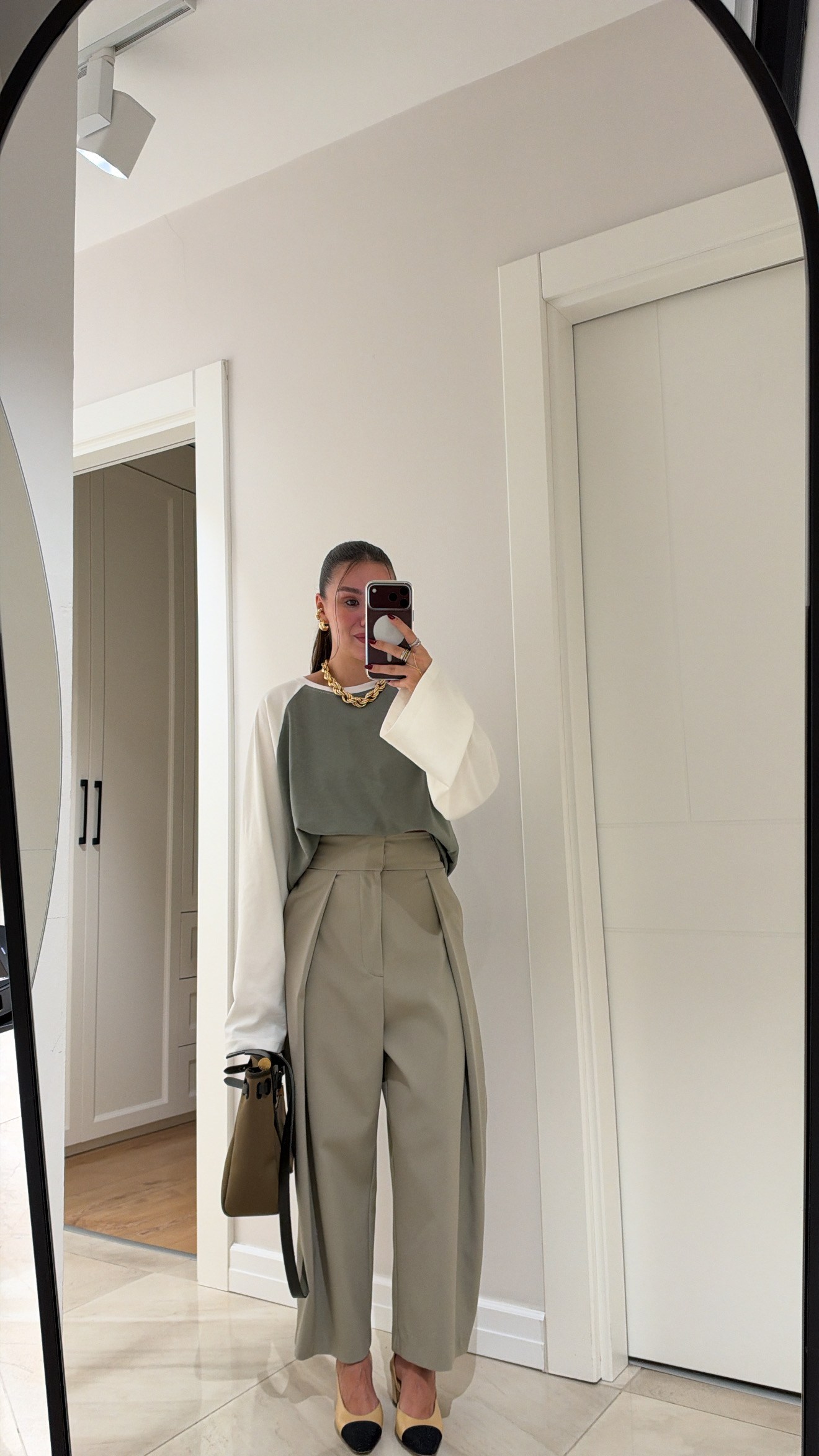 Çağla Yeşili Geniş Pileli Marka Model Pantolon