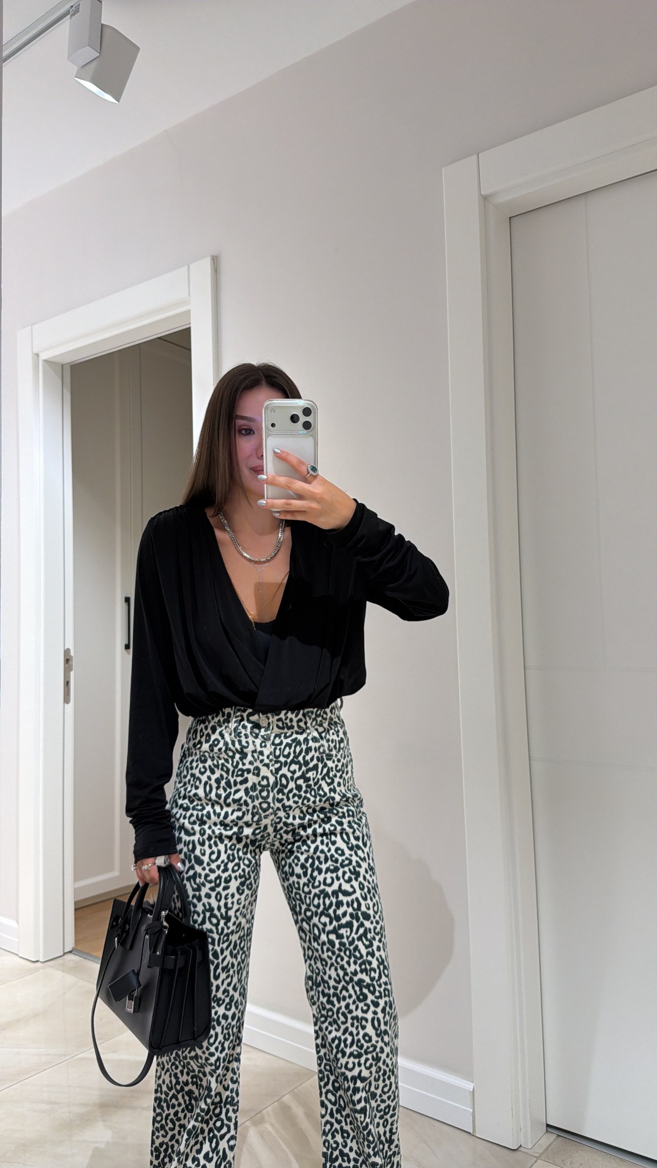 Siyah Kruvaze Yaka Aksesuar Detaylı Bodysuit