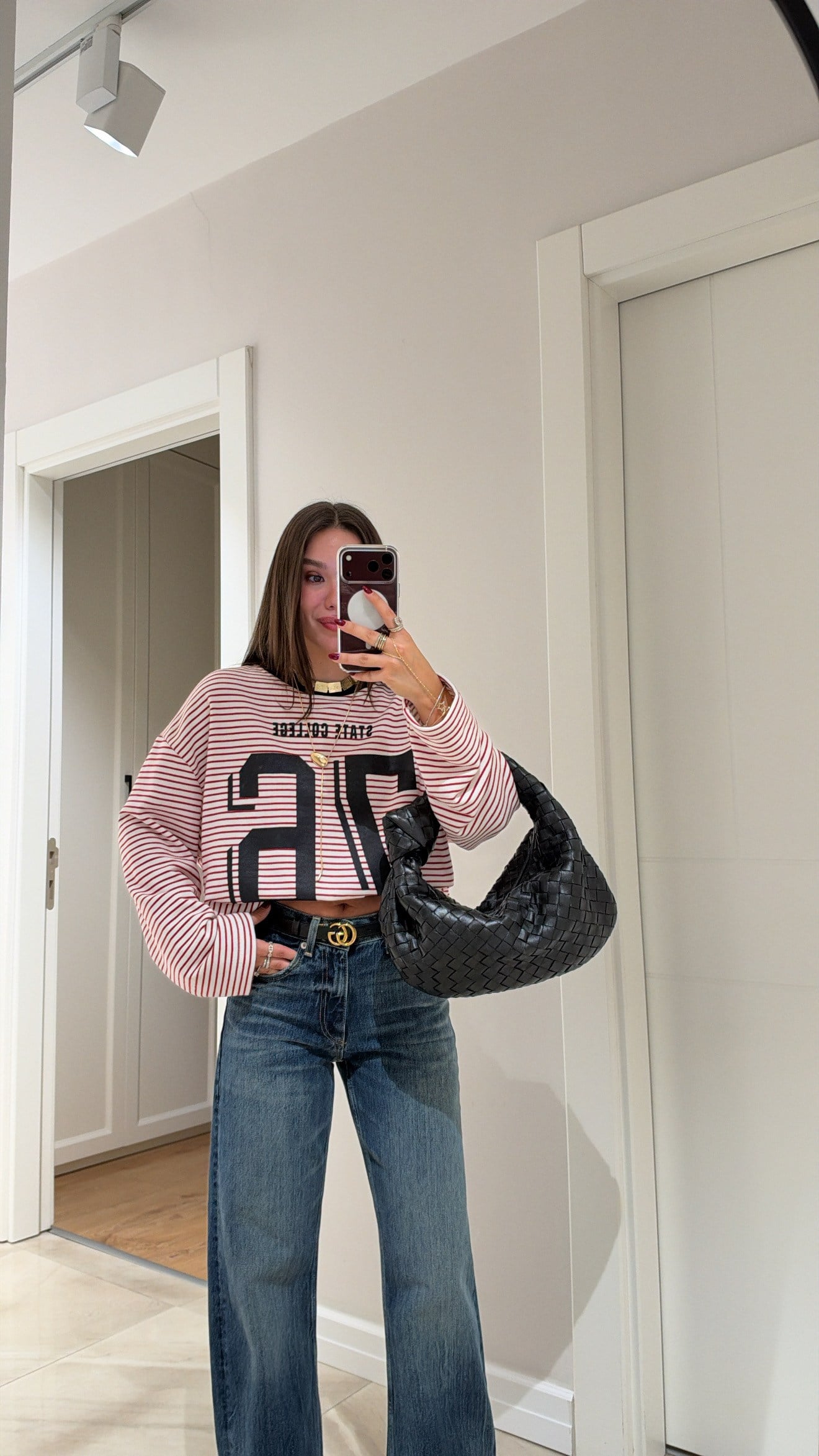 Beyaz Kırmızı Çizgili Sayı Baskılı Sweatshirt