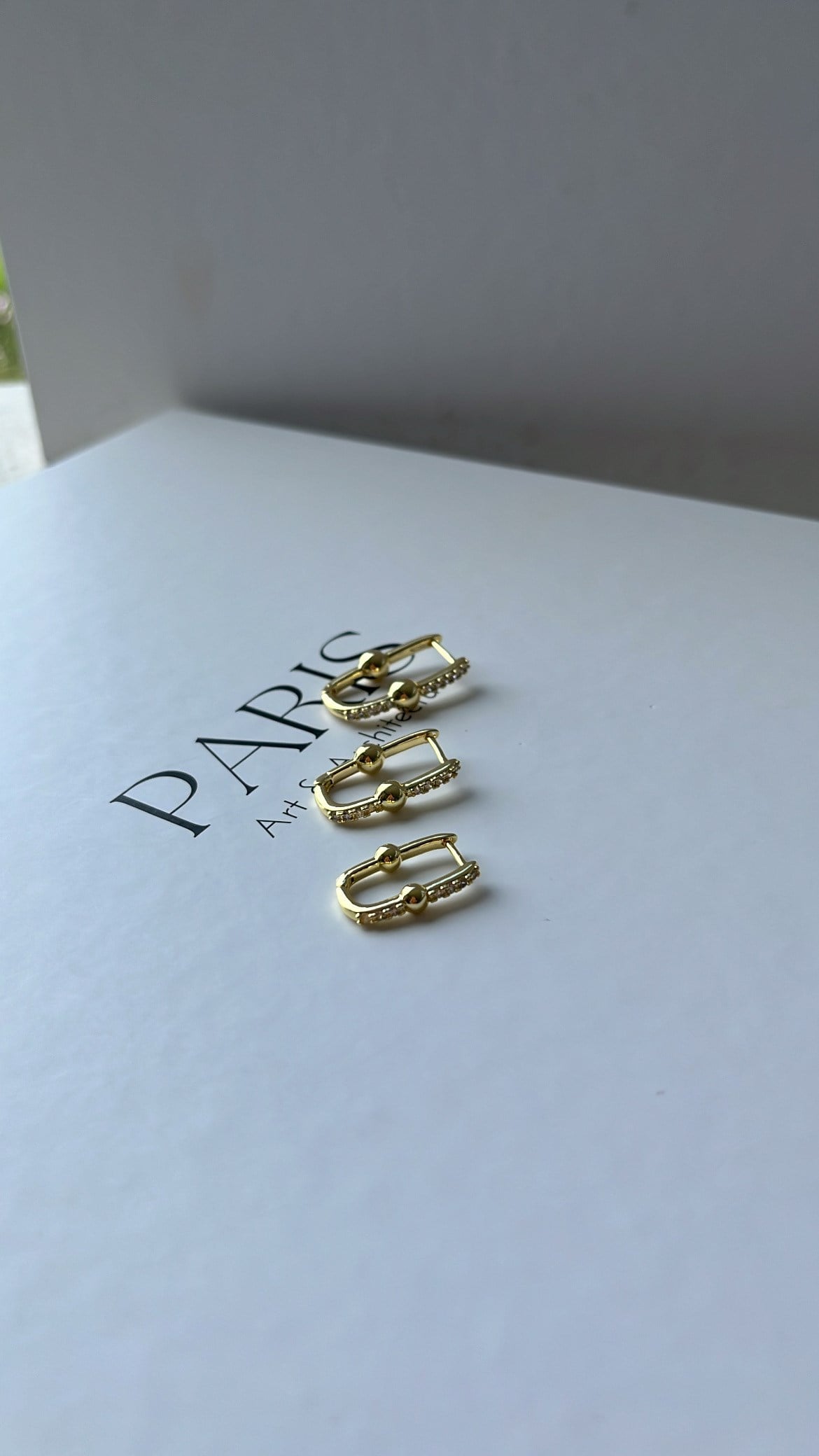Gold Top Detaylı Taşlı Üçlü Küpe