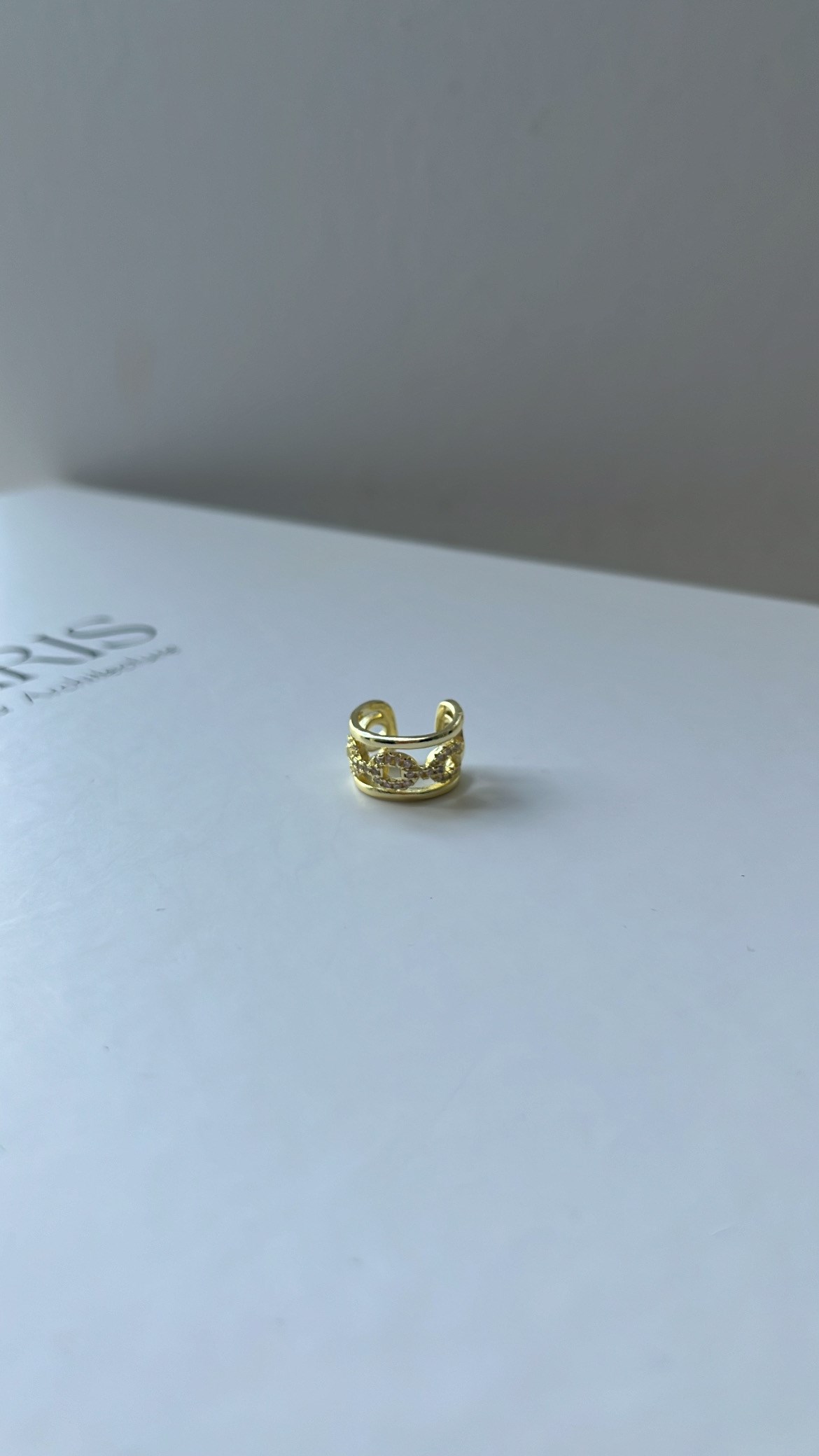 Gold Gurmet Zincir Detaylı Taşlı Kıkırdak Küpe