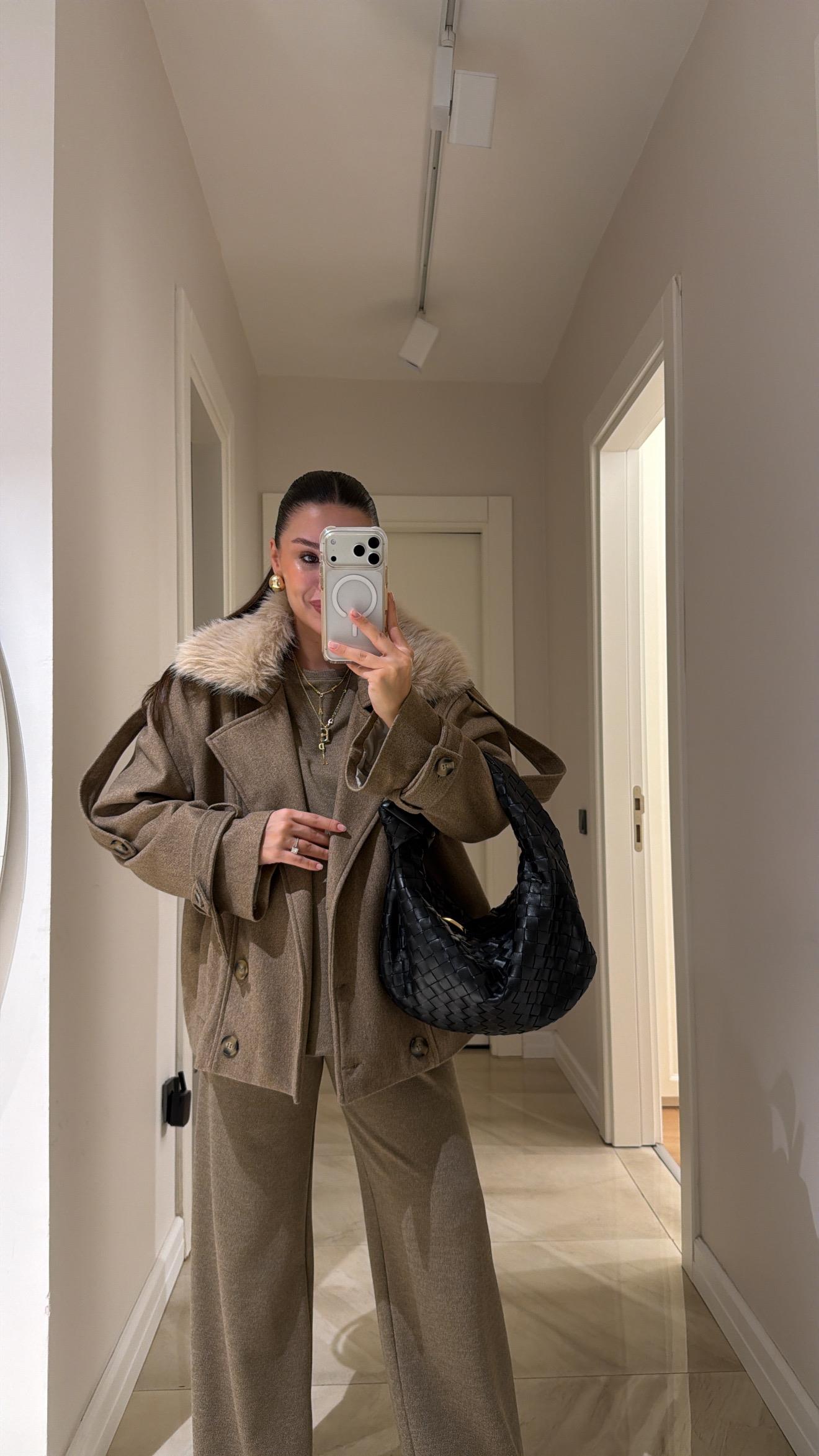 Açık Vizon Yaka Kürk Detaylı Kaşe Ceket