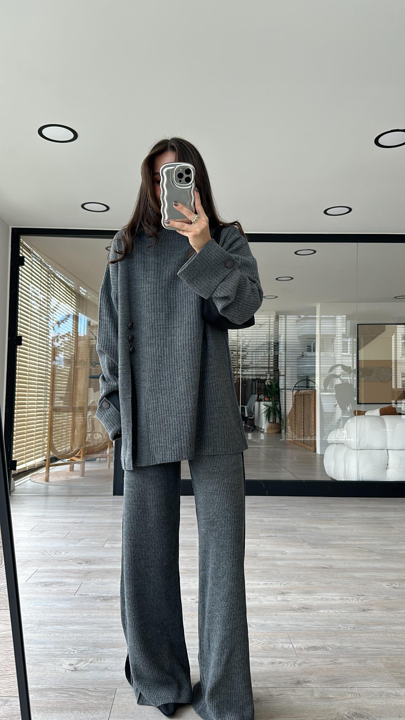 Antrasit Üç Düğmeli Yırtmaçlı Triko Takım