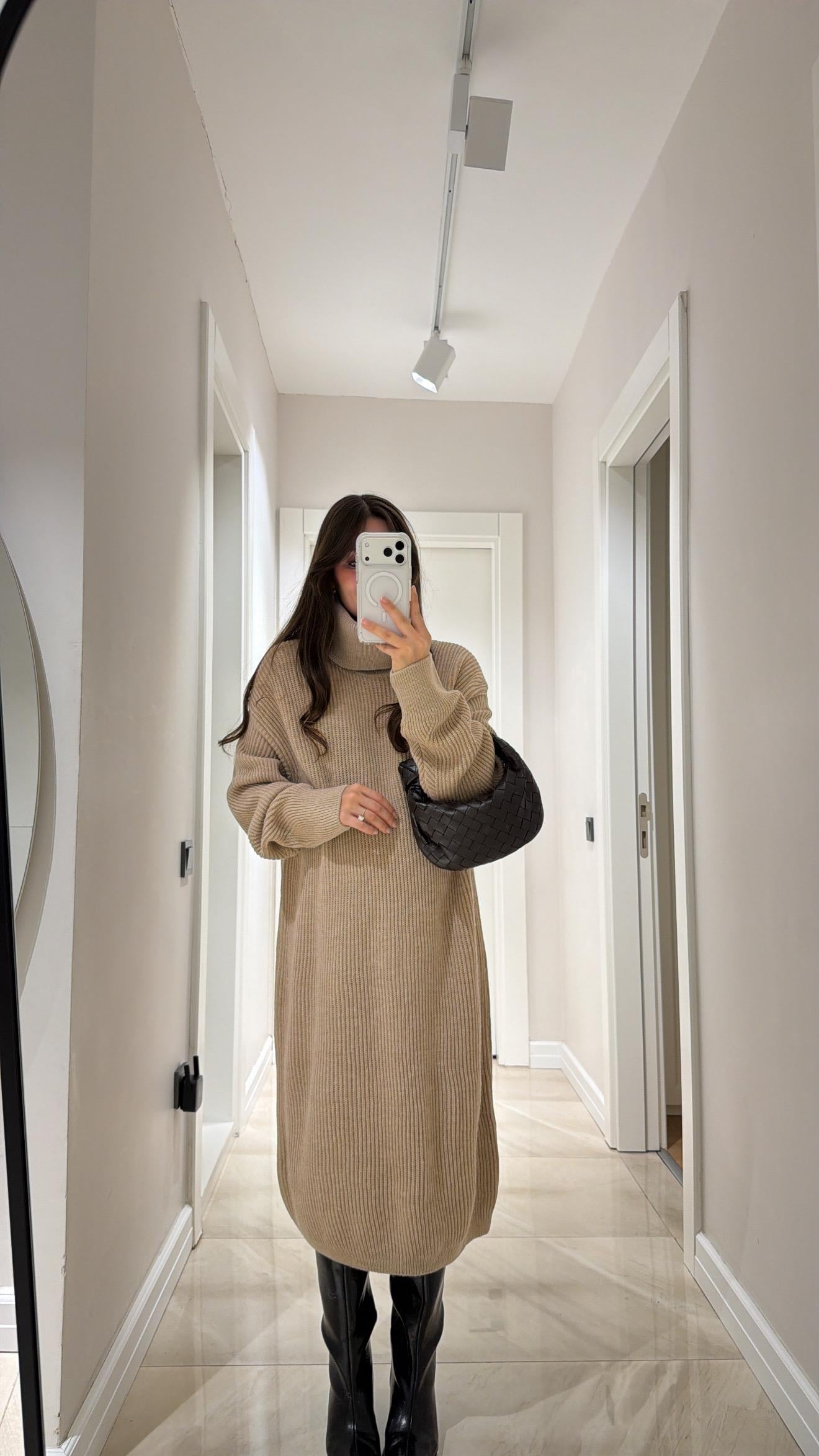 Bej Balıkçı Yaka Fitilli Marka Model Triko Elbise