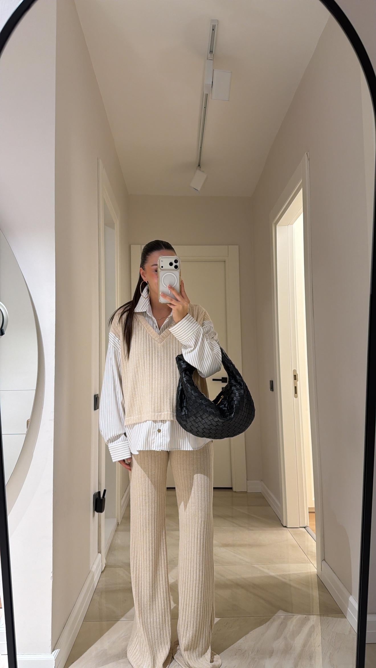 Bej Beyaz Gömlek Detaylı Triko Pantolon Takım