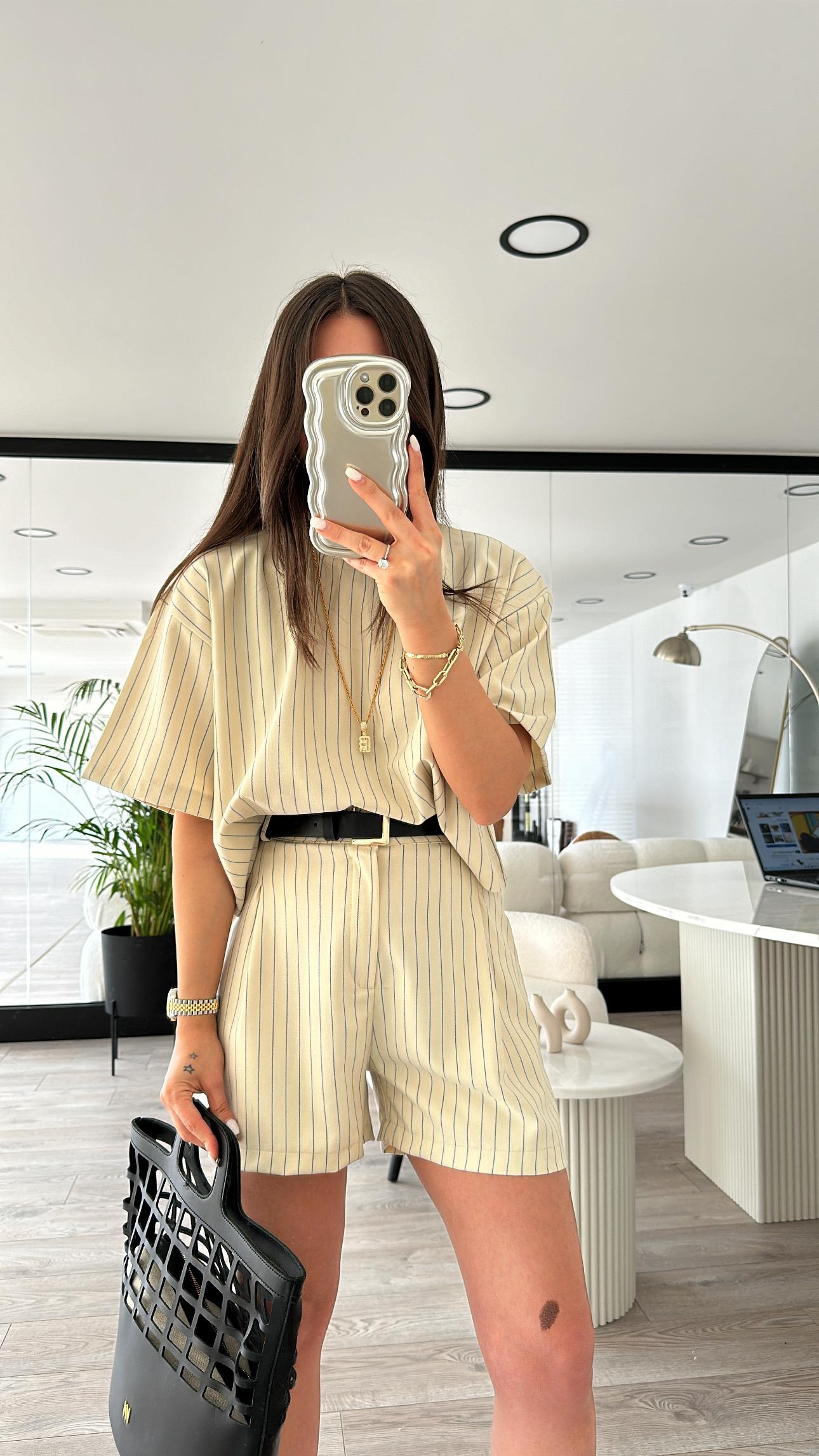 Bej Bisiklet Yaka Lacivert Çizgili Şortlu Takım