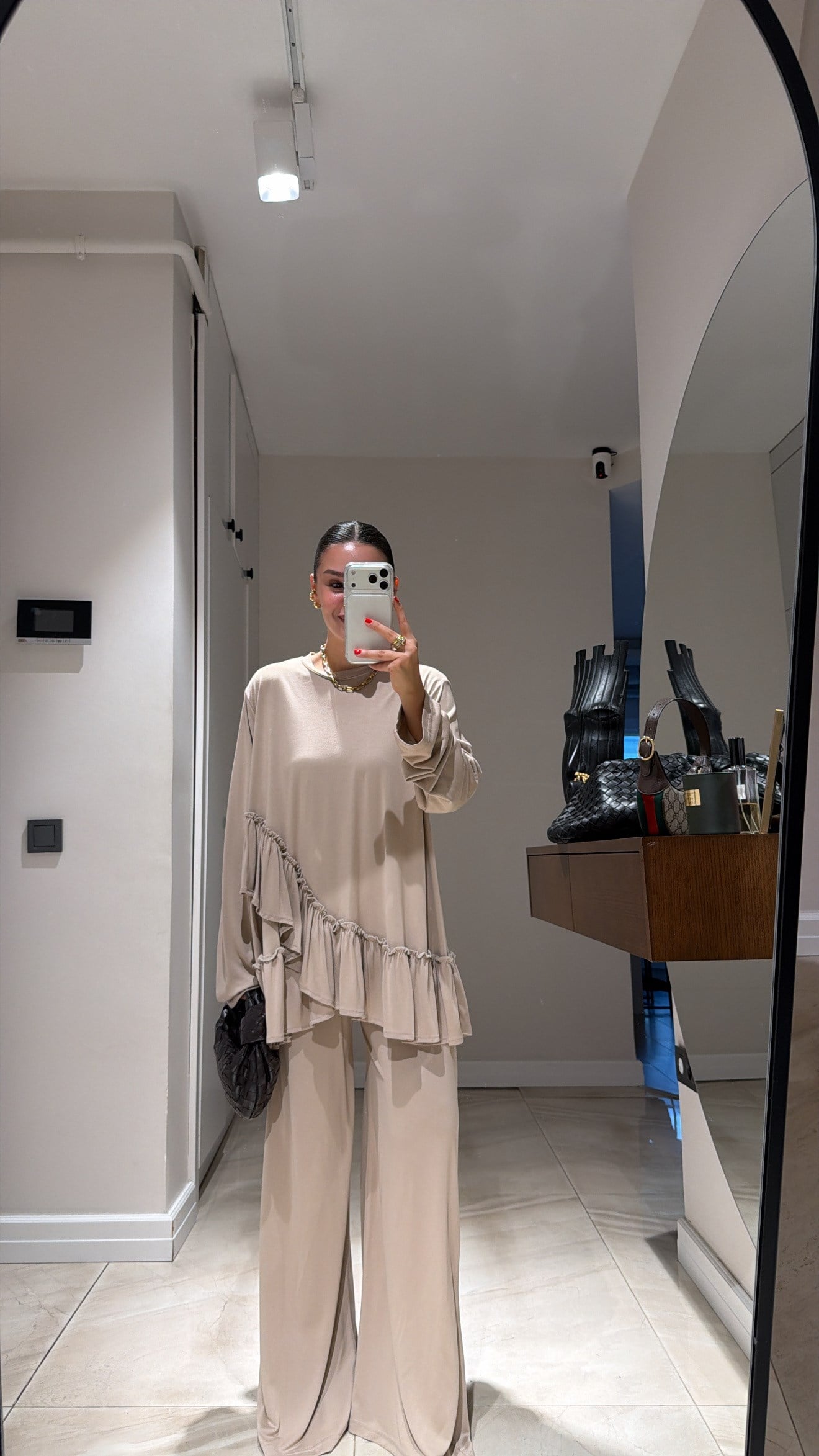 Bej Bluzu Fırfırlı Pantolon Takım