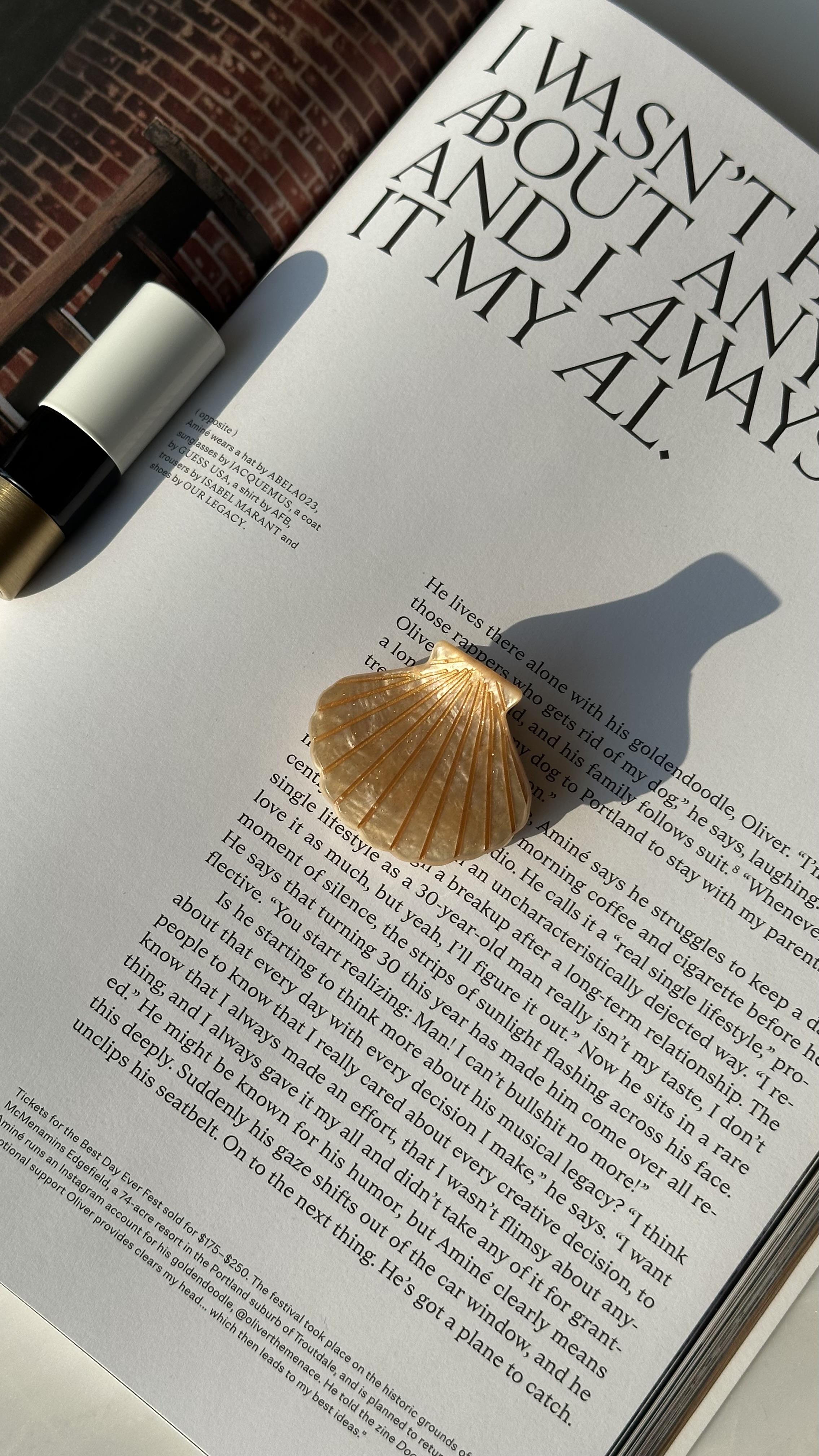 Bej Camel Çizgili İstiridye Mandal Toka