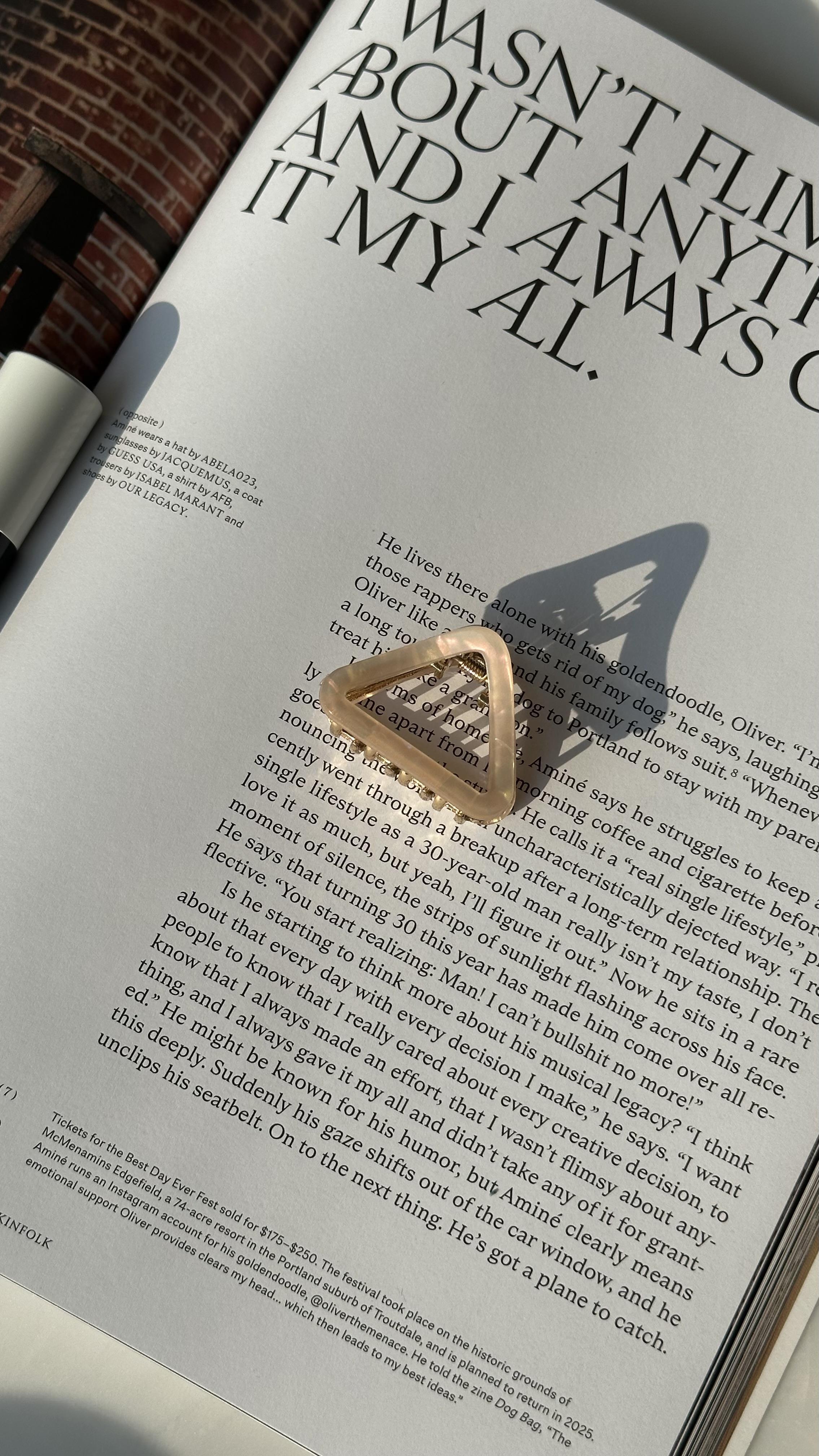 Bej Hologramlı Üçgen Mandal Toka