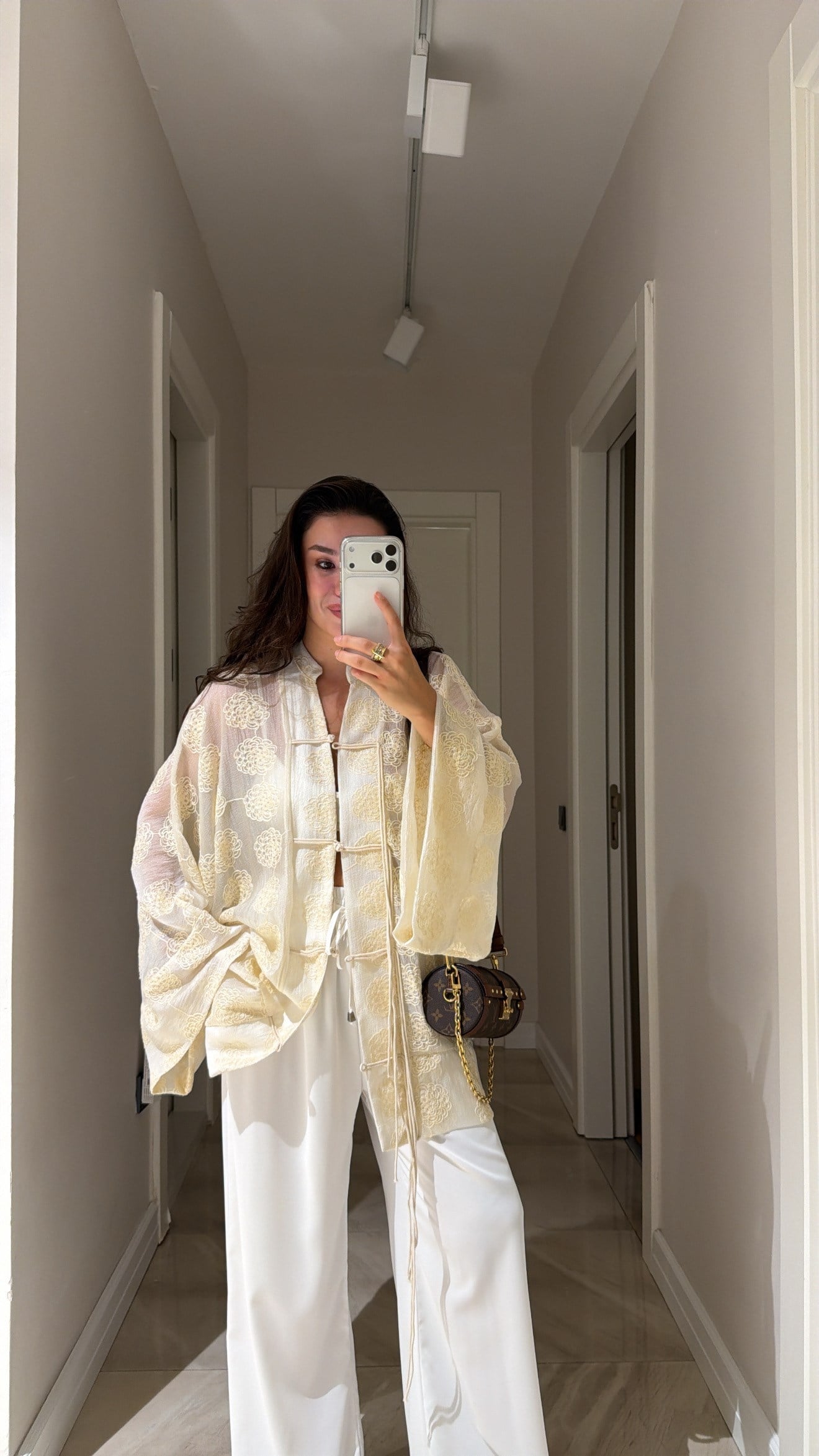 Bej İp Bağcıklı Brodeli Gömlek