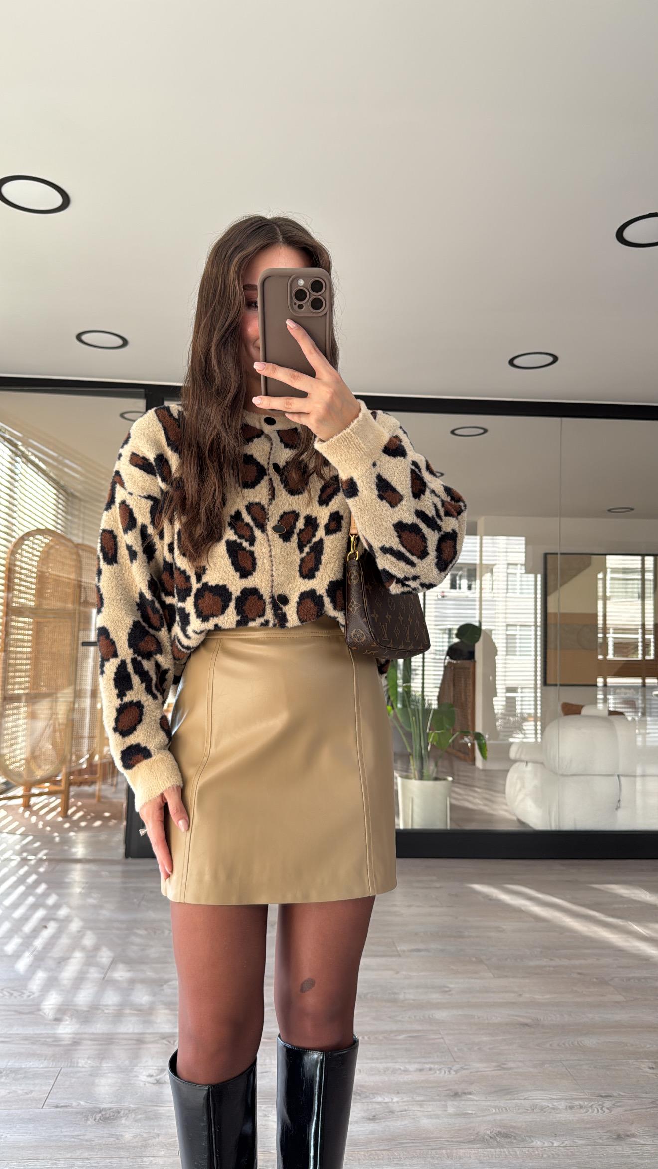 Bej Leopar Desen Düğmeli Yumoş Hırka