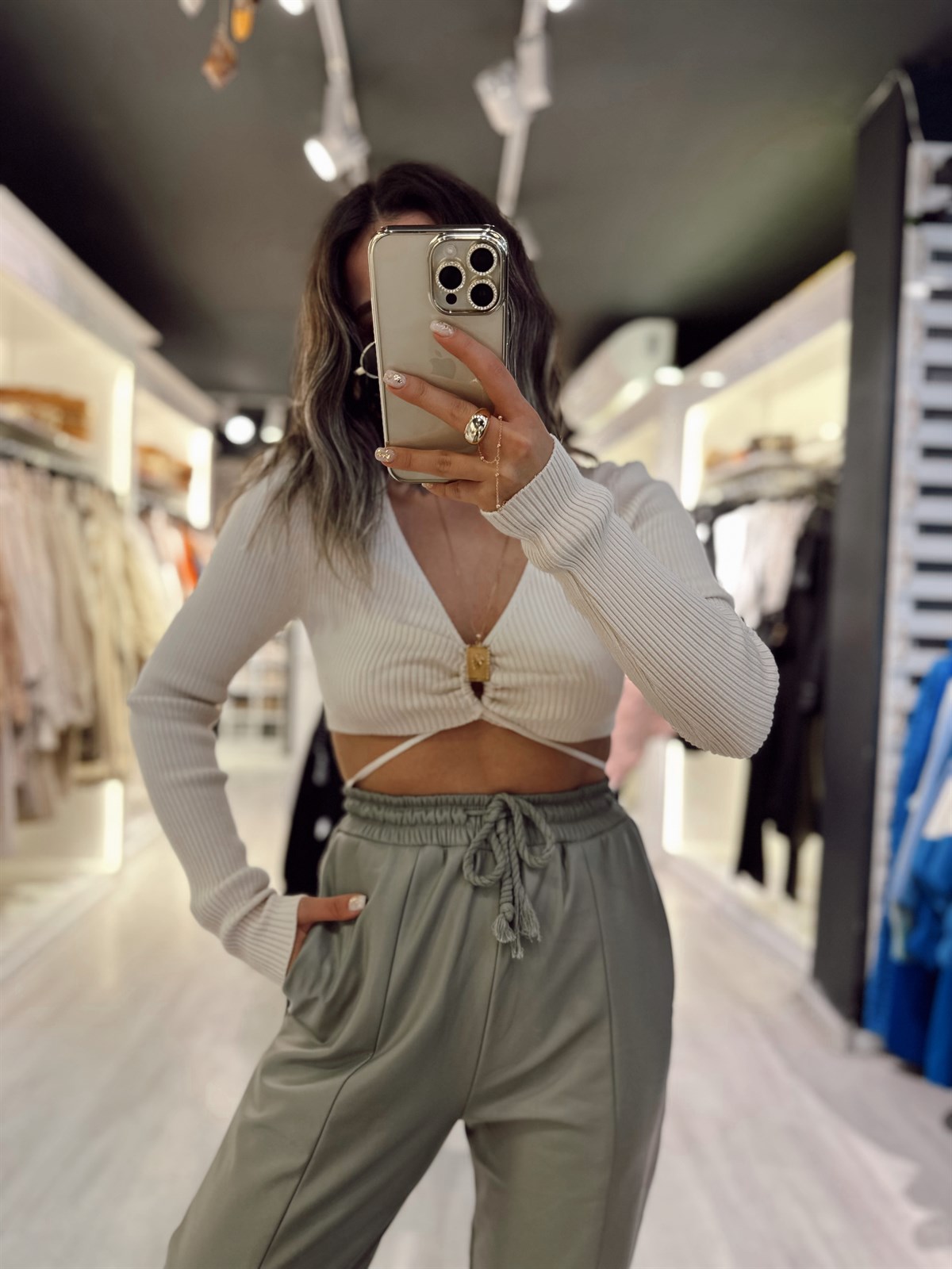 Bej Ön Bağcık Detaylı Crop Hırka