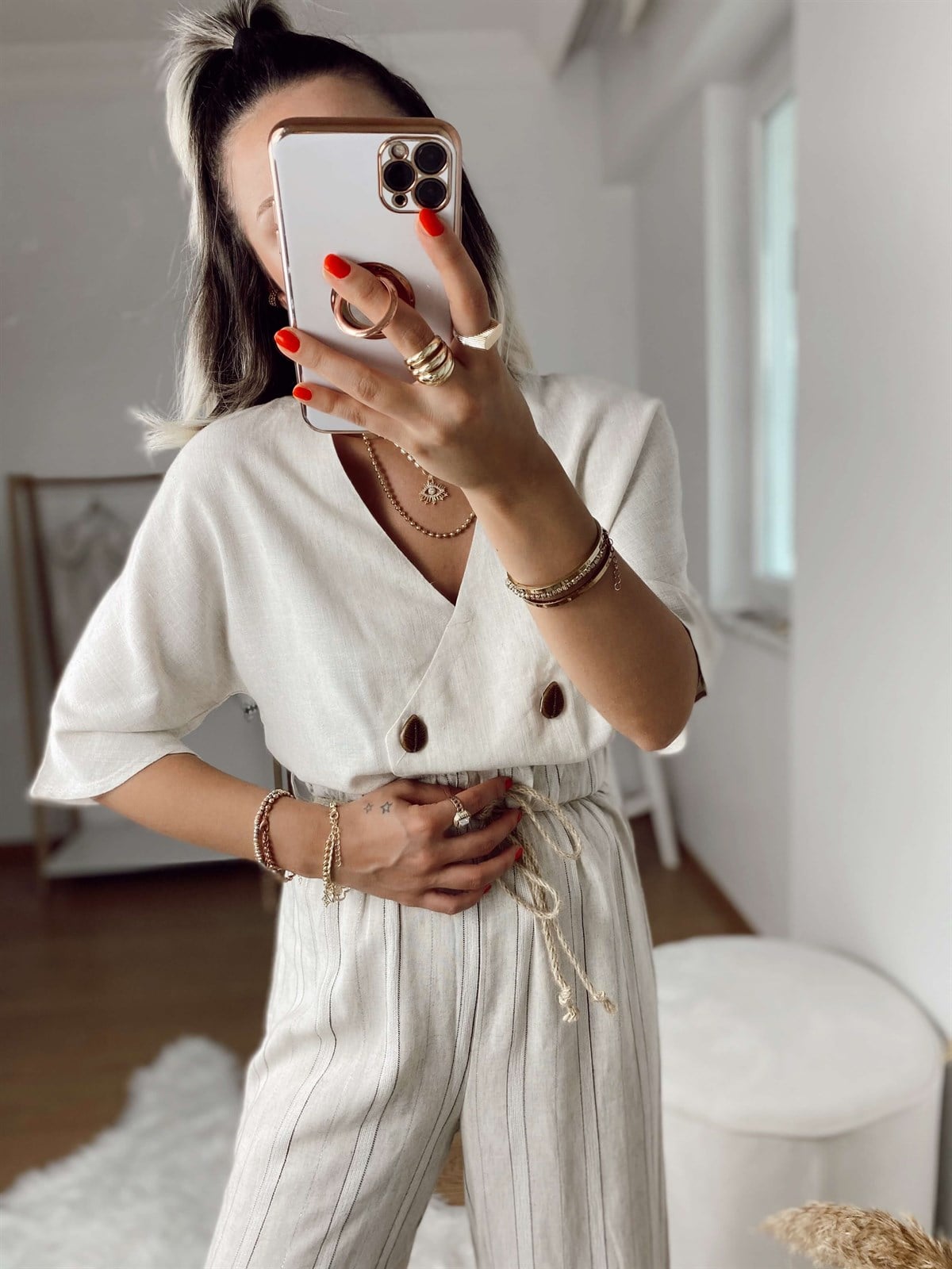 Bej Rengi Düğme Detaylı V Yaka Bluz 