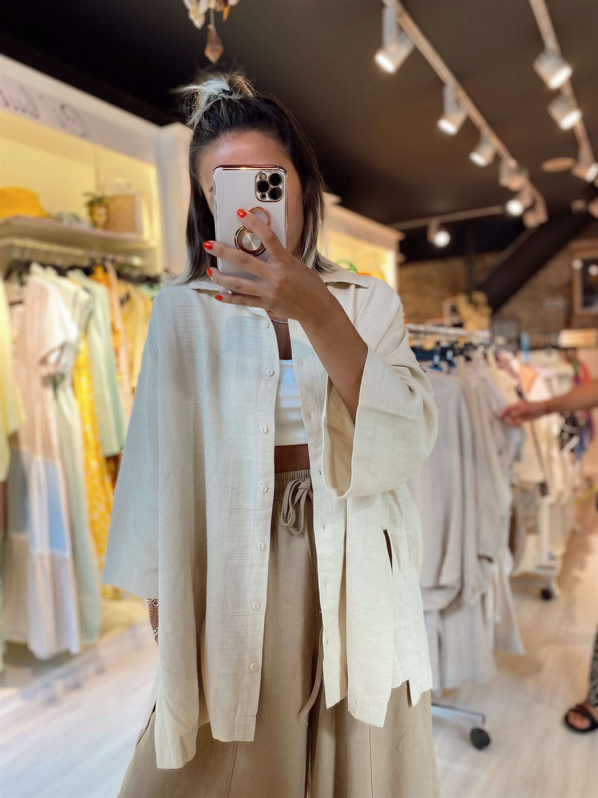 Bej Rengi Yanları Yırtmaçlı Oversize Gömlek