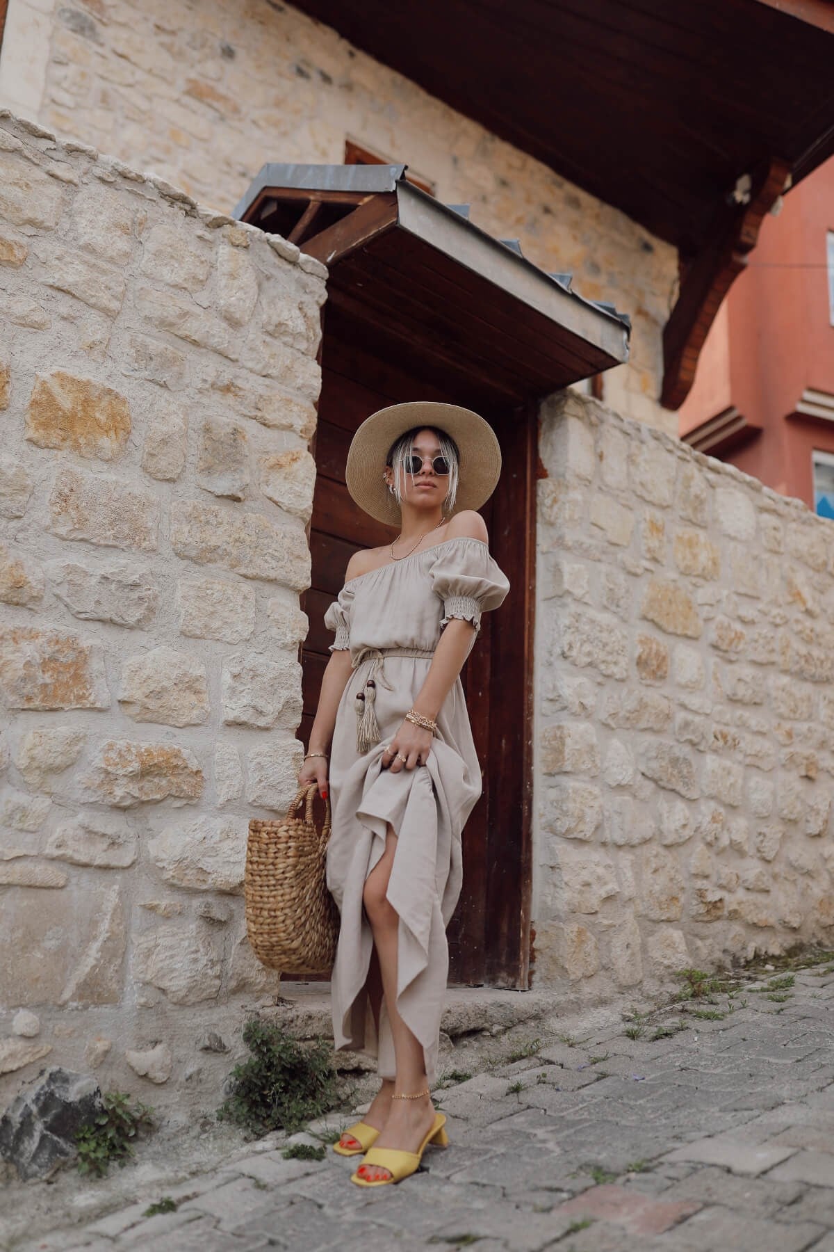 Bej Renk Madonna Yaka Kemerli Elbise