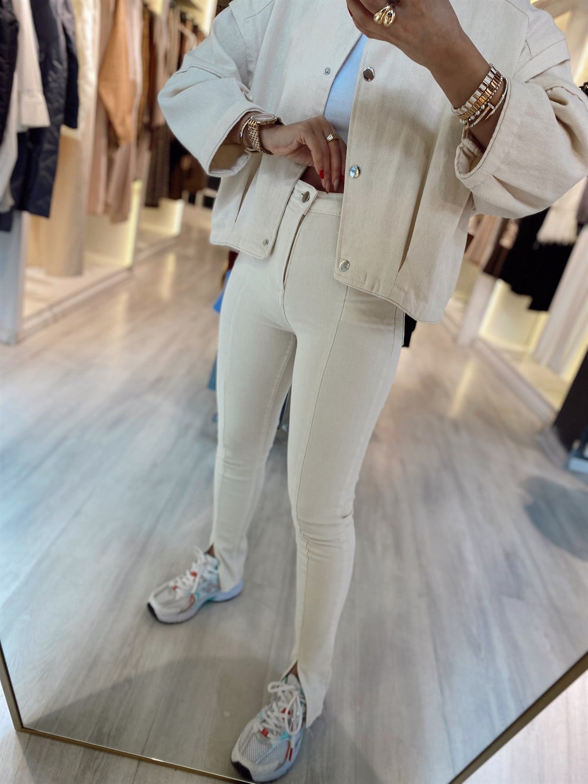 Bej Renk Ön Yırtmaçlı Boydan Dikiş Detaylı Jean