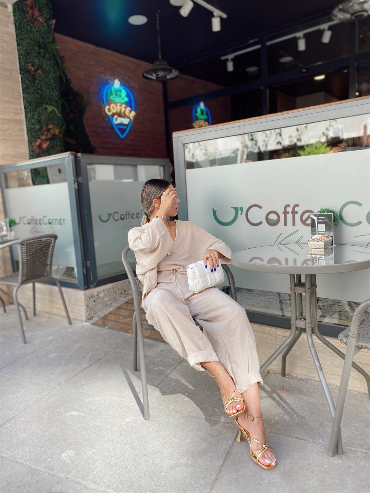 Bej Renk V Yaka Yarasa Kol Takım 