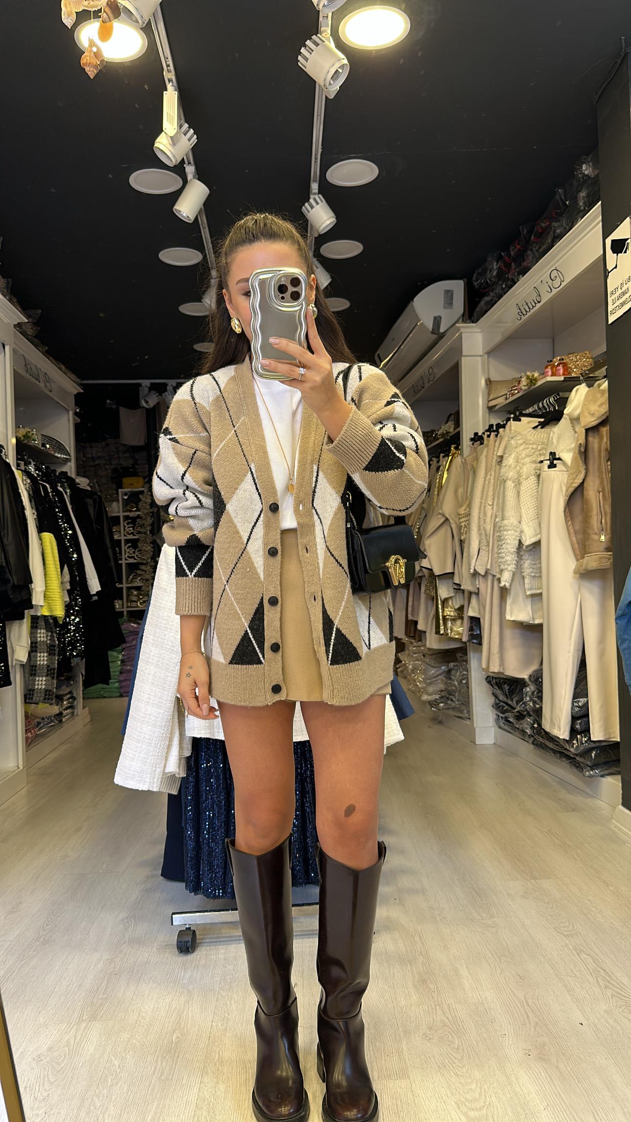 Bej Siyah Baklava Desen Düğmeli Hırka 