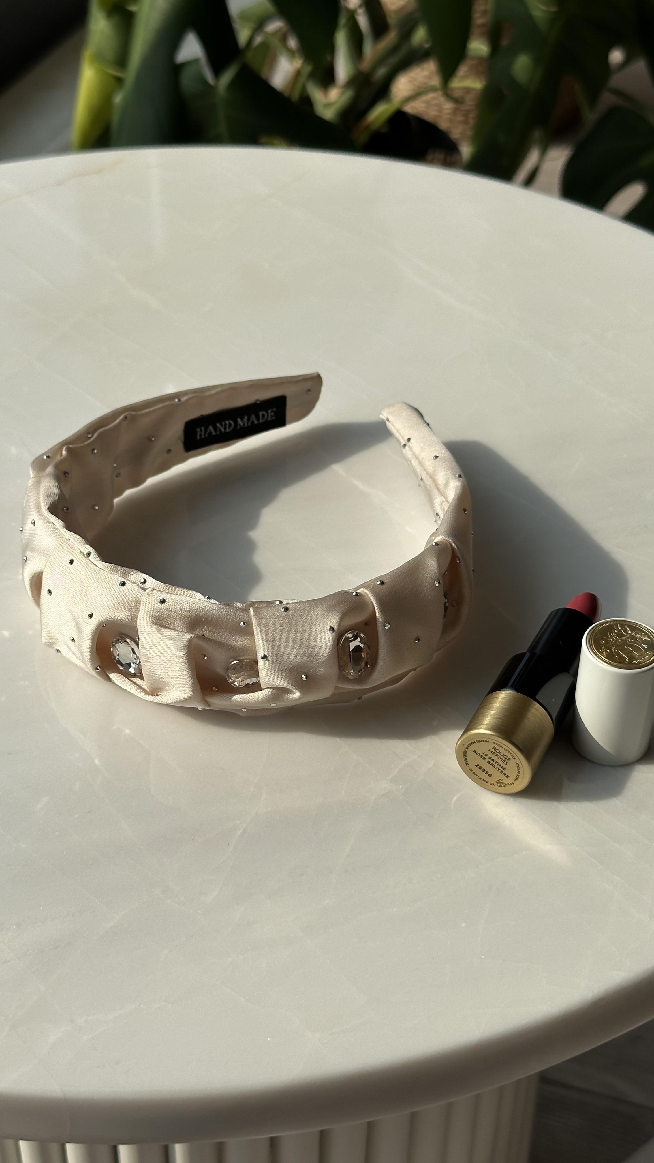 Bej Taşlı Saten Taç