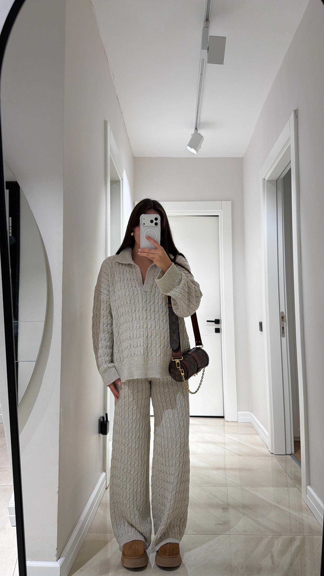 Bej V Yaka Saç Örgülü Triko Takım