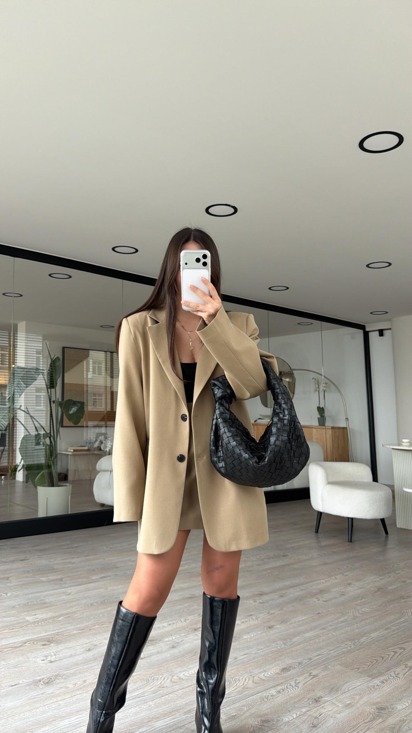 Bej Vatkalı Çift Düğmeli Blazer Ceket