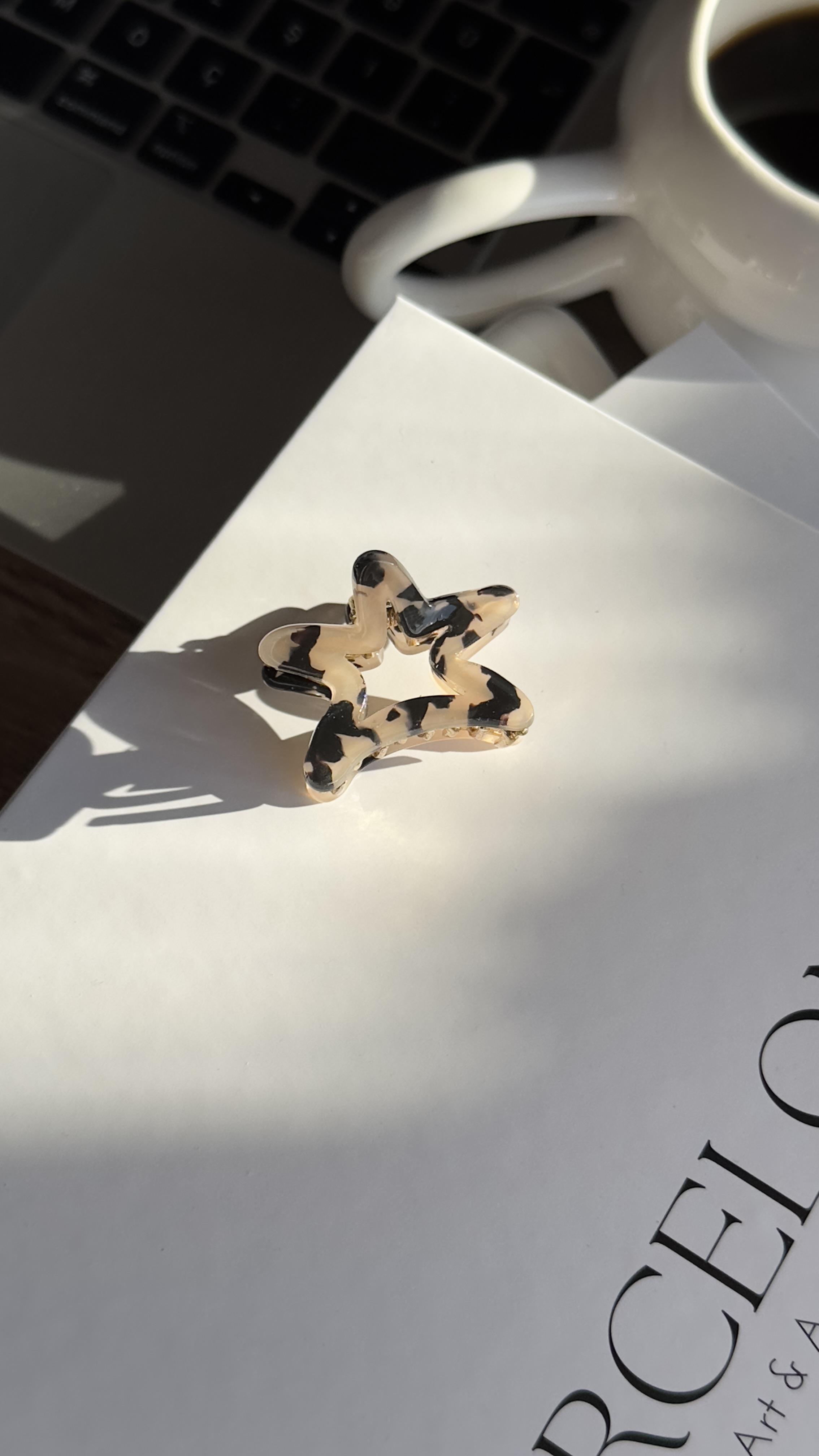 Bej Yıldızlı Kemik Mandal Toka 