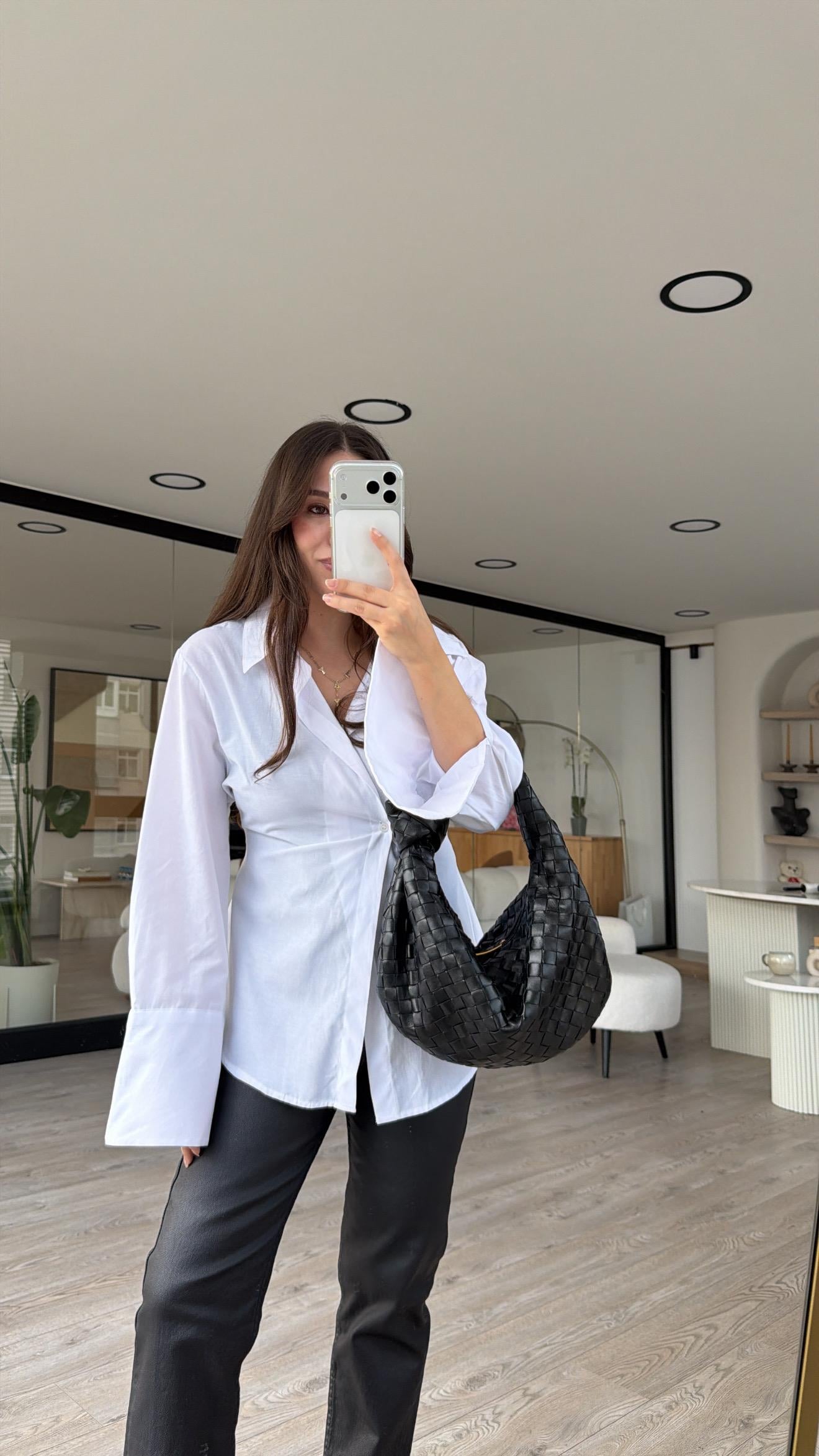 Beyaz Arka Büzgü Detaylı Düğmeli Gömlek 