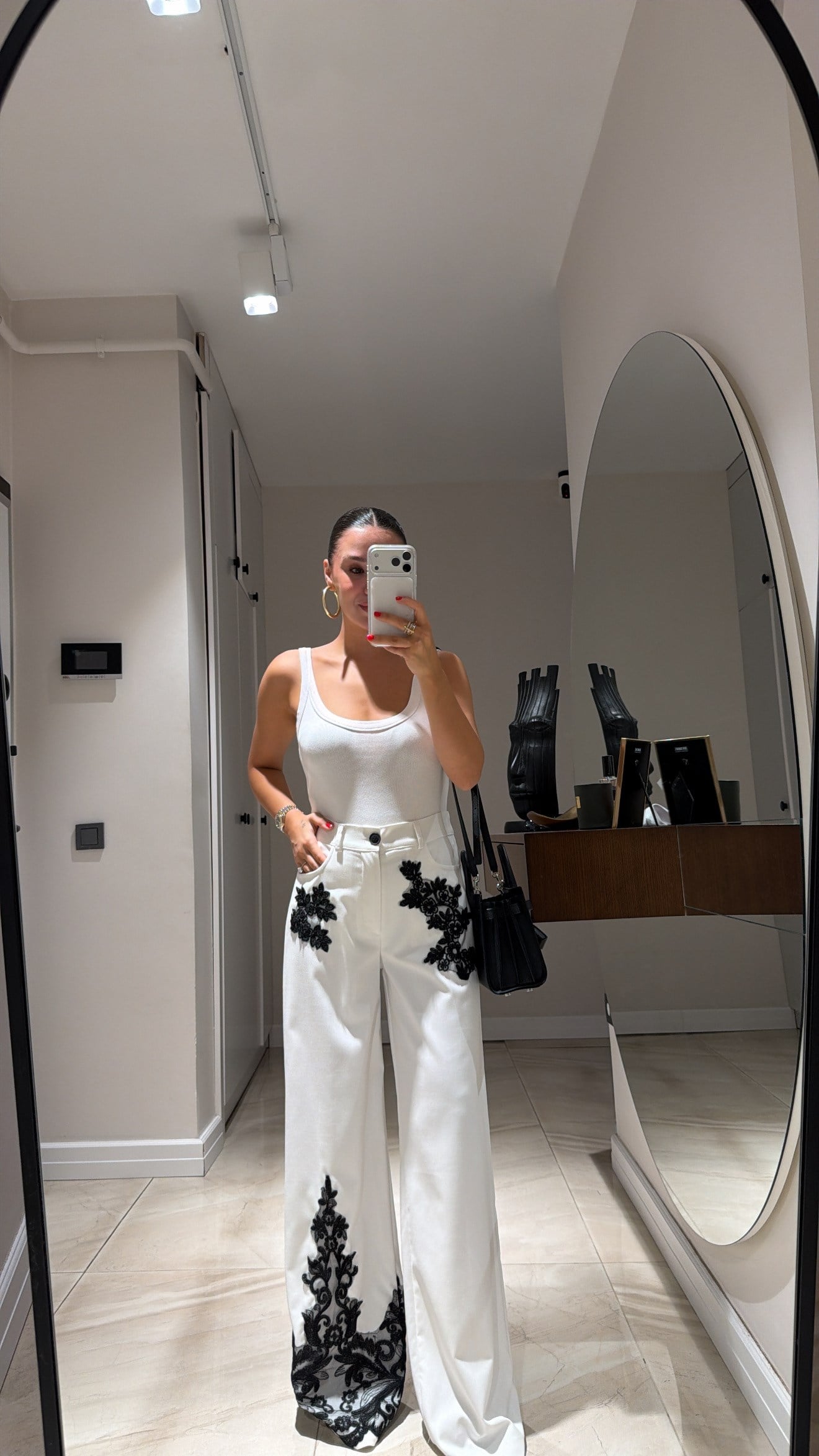 Beyaz Beli Lastikli Dantel Detaylı Pantolon