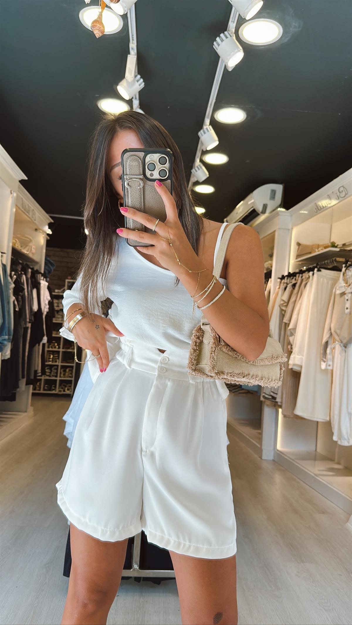 Beyaz Çift Düğmeli Beli Lastikli Şort