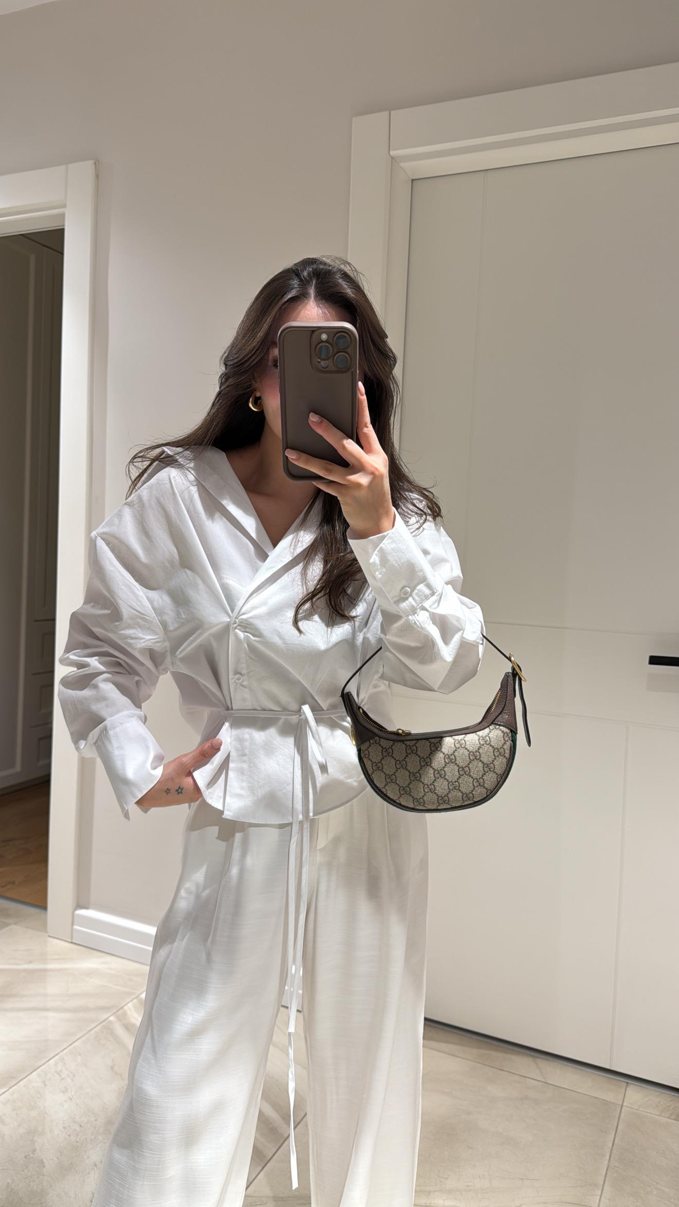 Beyaz Çift Düğmeli V Yaka Marka Model Gömlek