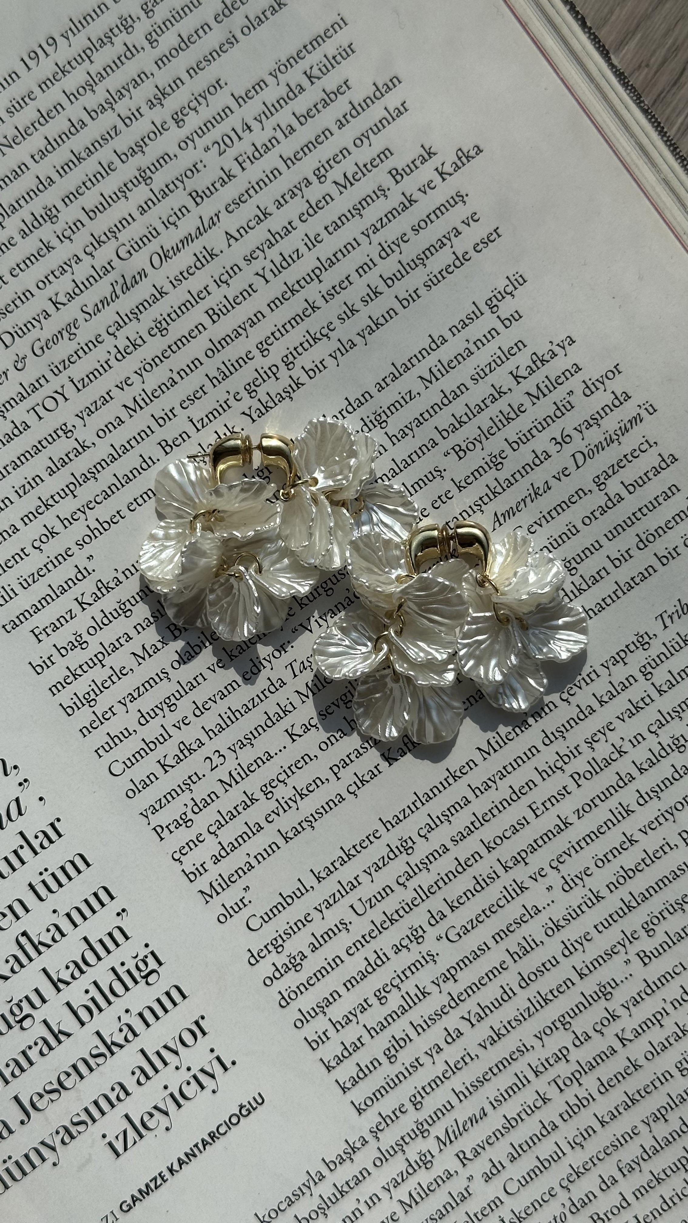 Beyaz Çift Taraflı Yaprak Küpe