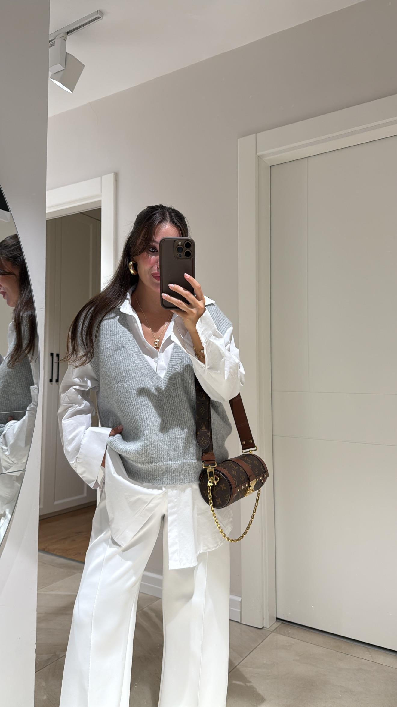 Beyaz Gri Süveter Detaylı Gömlek 